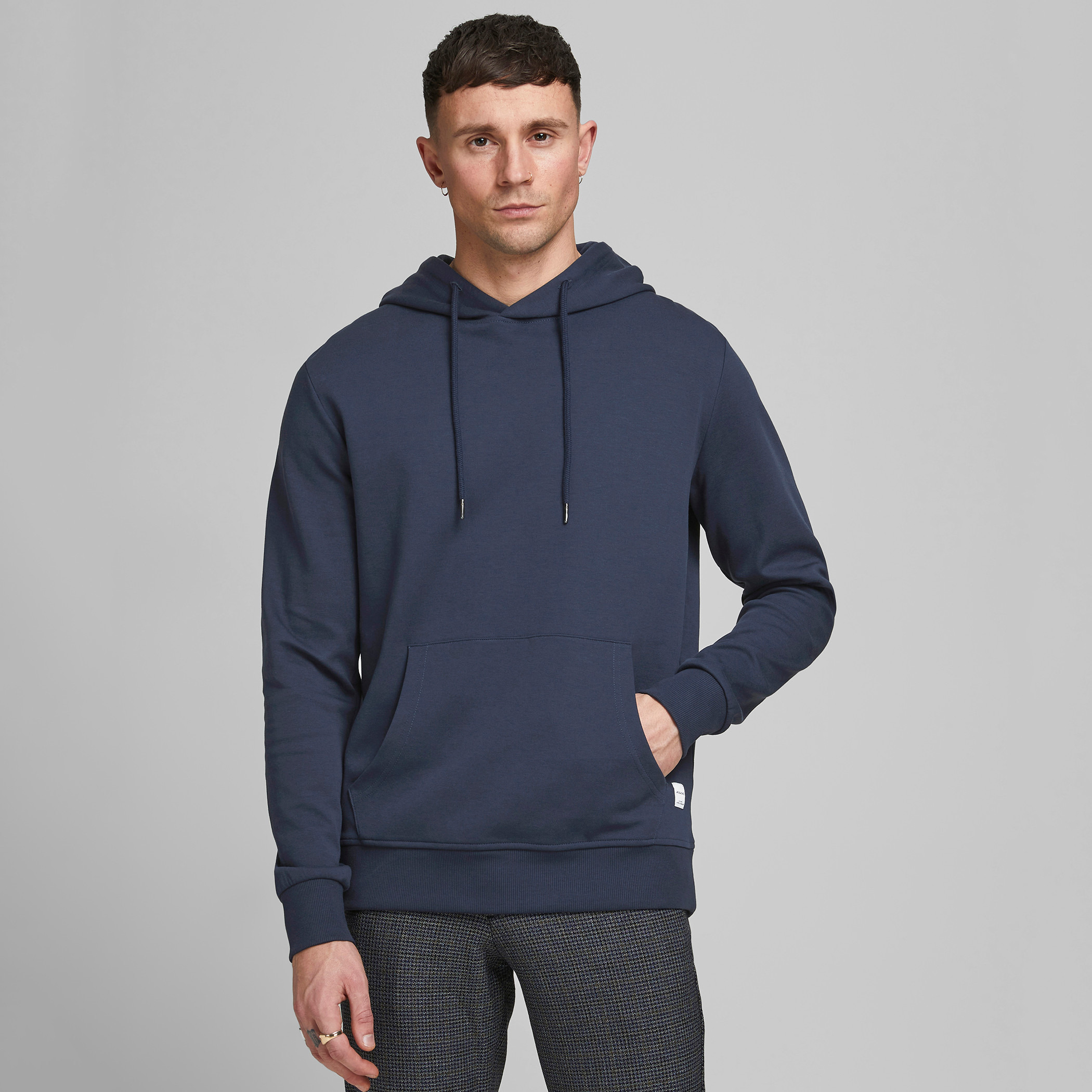 هودي جاك آند جونز بجيب كانغارو سادة بلون ازرق للرجال-men-winterwear-hoodiesandsweatshirts-image-1