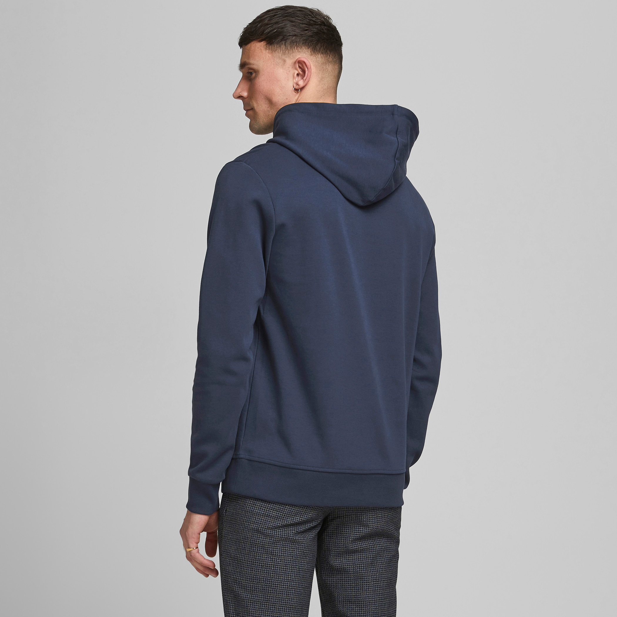 هودي جاك آند جونز بجيب كانغارو سادة بلون ازرق للرجال-men-winterwear-hoodiesandsweatshirts-image-2