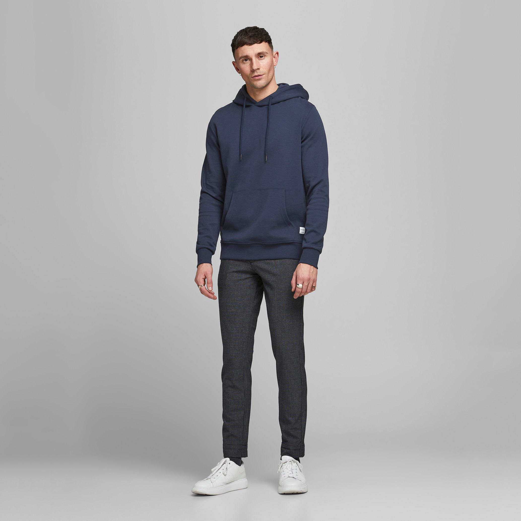 هودي جاك آند جونز بجيب كانغارو سادة بلون ازرق للرجال-men-winterwear-hoodiesandsweatshirts-image-5