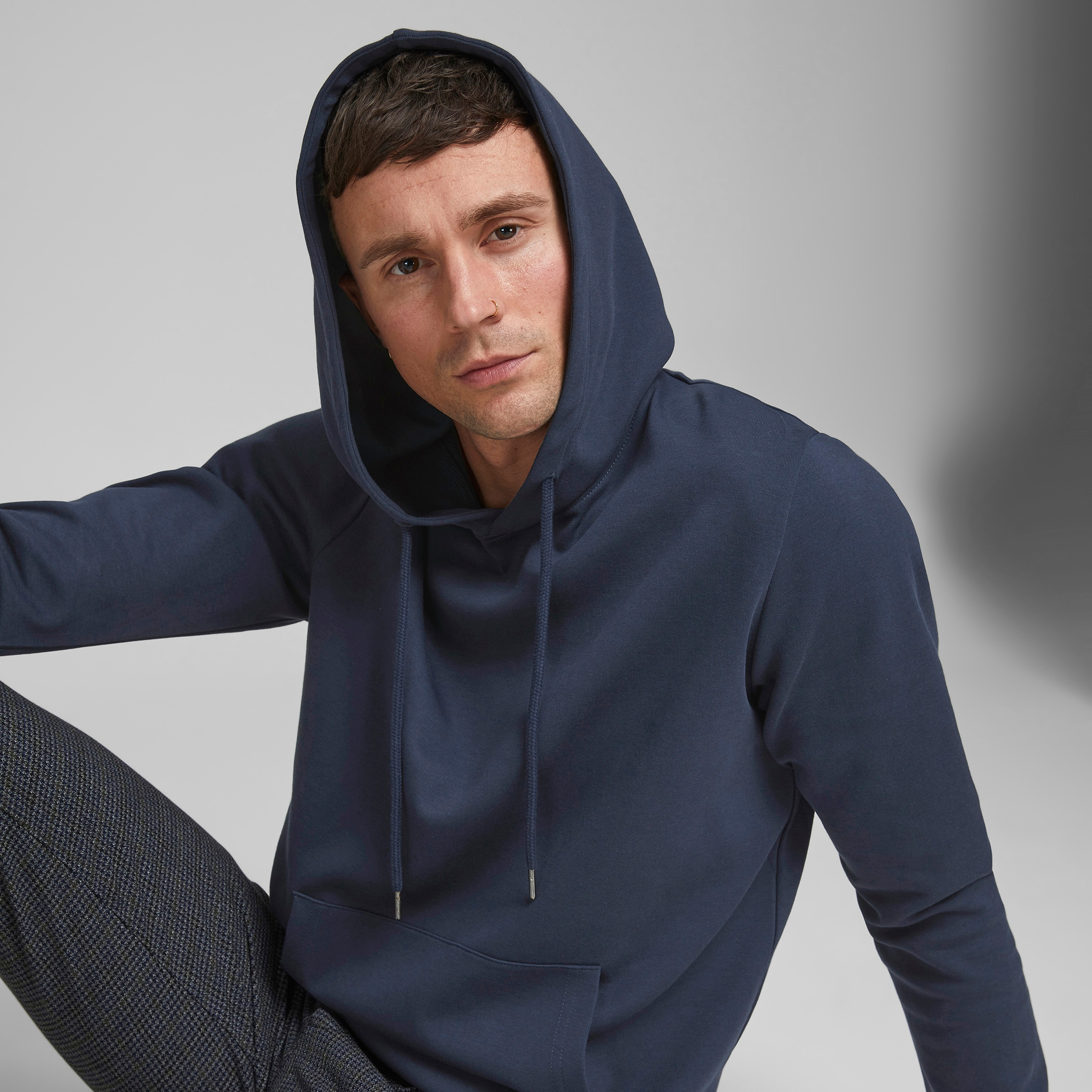 هودي جاك آند جونز بجيب كانغارو سادة بلون ازرق للرجال-men-winterwear-hoodiesandsweatshirts-image-8