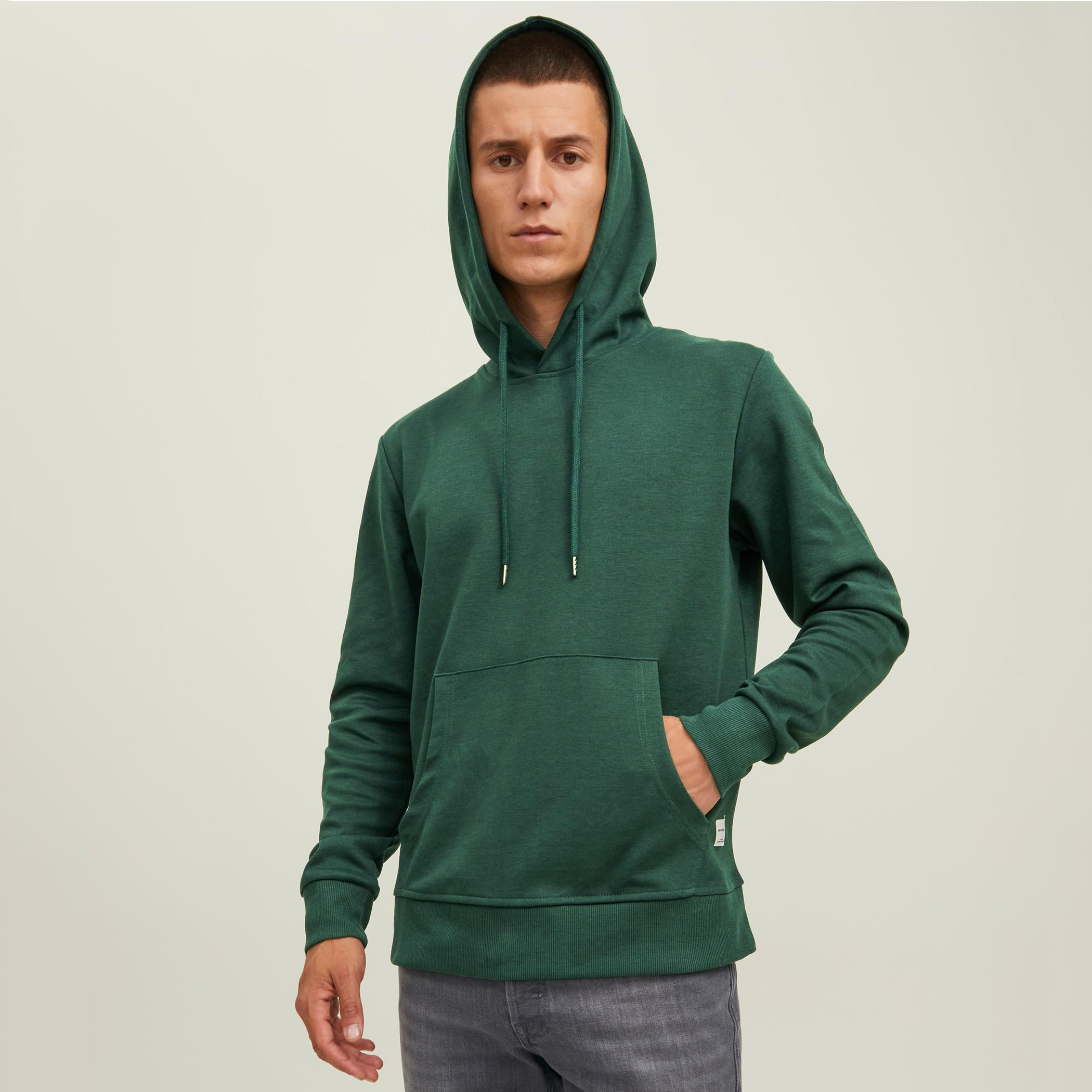 هودي جاك آند جونز بجيب كانغارو سادة بلون ازرق للرجال-men-winterwear-hoodiesandsweatshirts-image-9