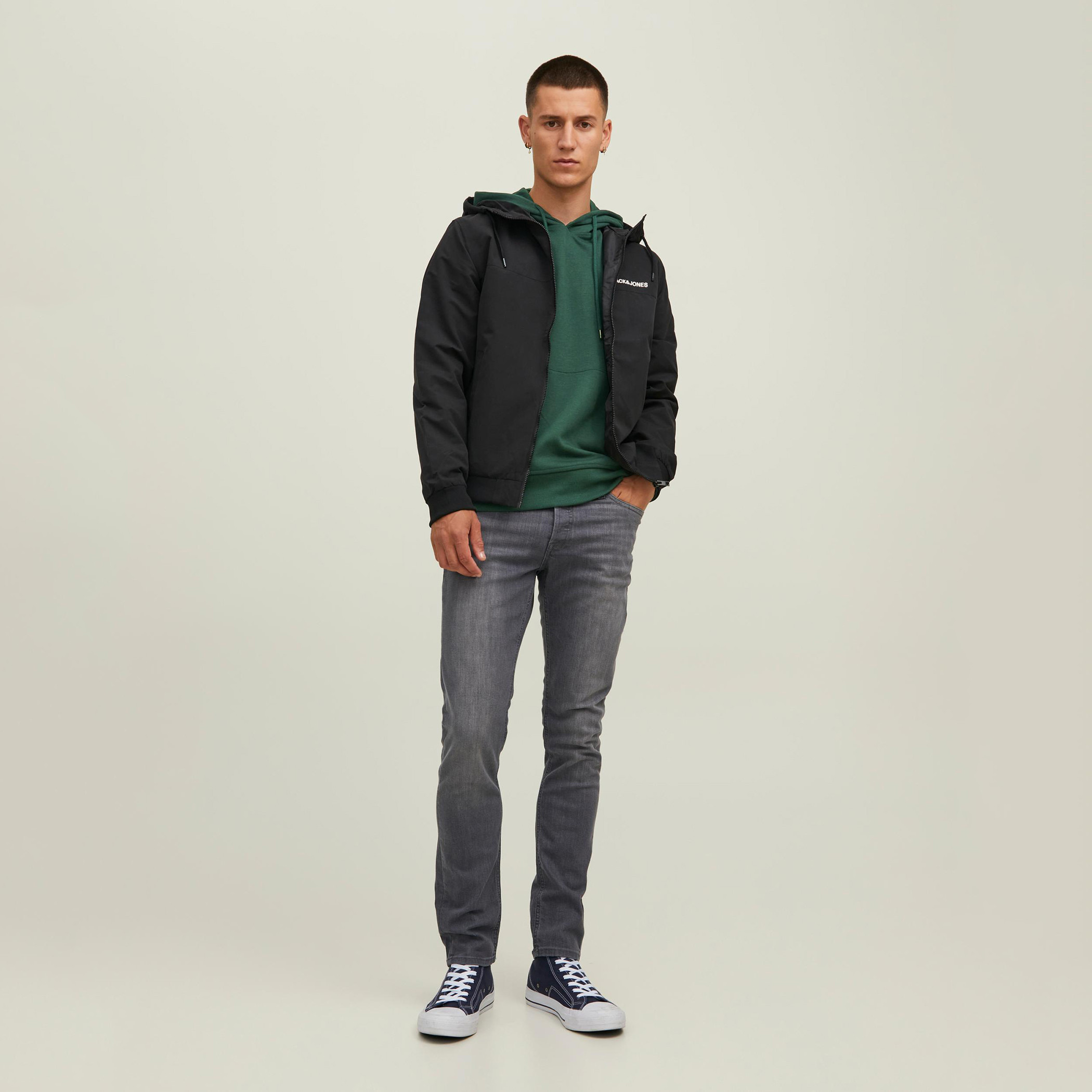 هودي جاك آند جونز بجيب كانغارو سادة بلون ازرق للرجال-men-winterwear-hoodiesandsweatshirts-image-13