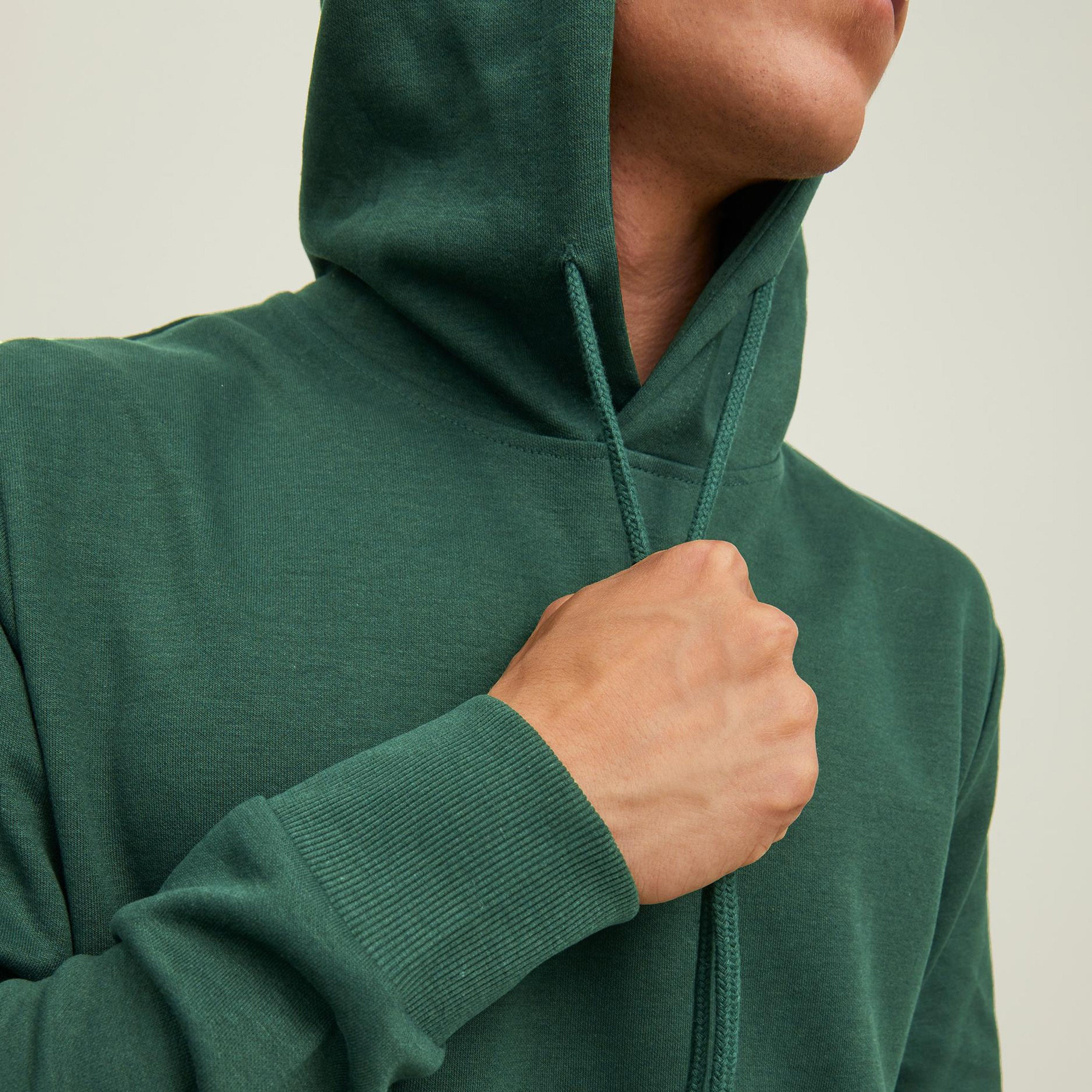 هودي جاك آند جونز بجيب كانغارو سادة بلون ازرق للرجال-men-winterwear-hoodiesandsweatshirts-image-14