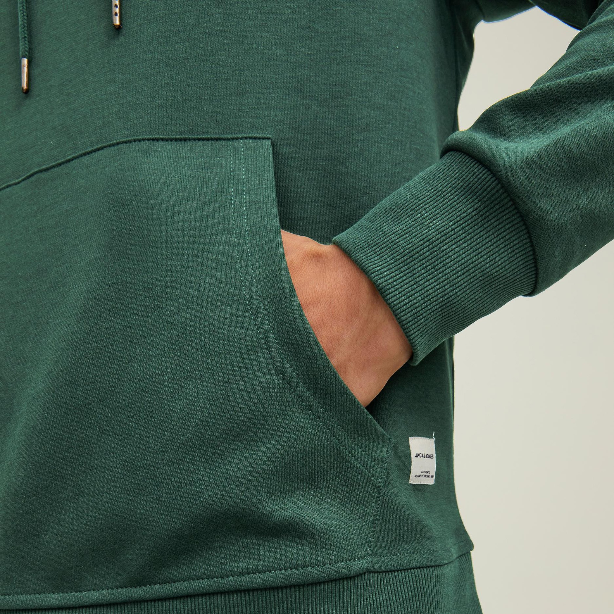هودي جاك آند جونز بجيب كانغارو سادة بلون ازرق للرجال-men-winterwear-hoodiesandsweatshirts-image-15