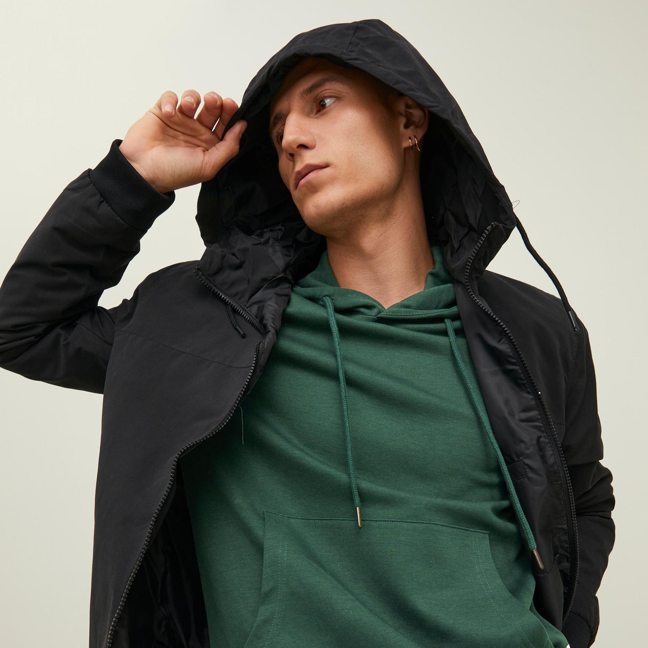هودي جاك آند جونز بجيب كانغارو سادة بلون ازرق للرجال-men-winterwear-hoodiesandsweatshirts-image-16