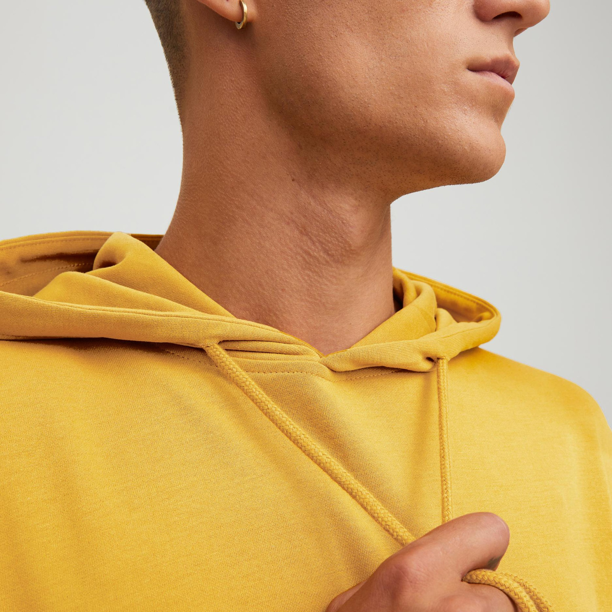 هودي جاك آند جونز بجيب كانغارو سادة بلون ازرق للرجال-men-winterwear-hoodiesandsweatshirts-image-19