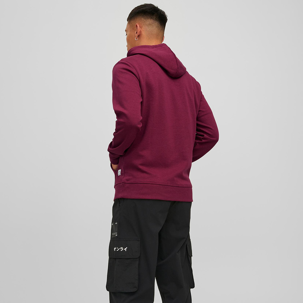 هودي جاك آند جونز بجيب كانغارو سادة بلون بورجوندي للرجال-men-winterwear-hoodiesandsweatshirts-image-2