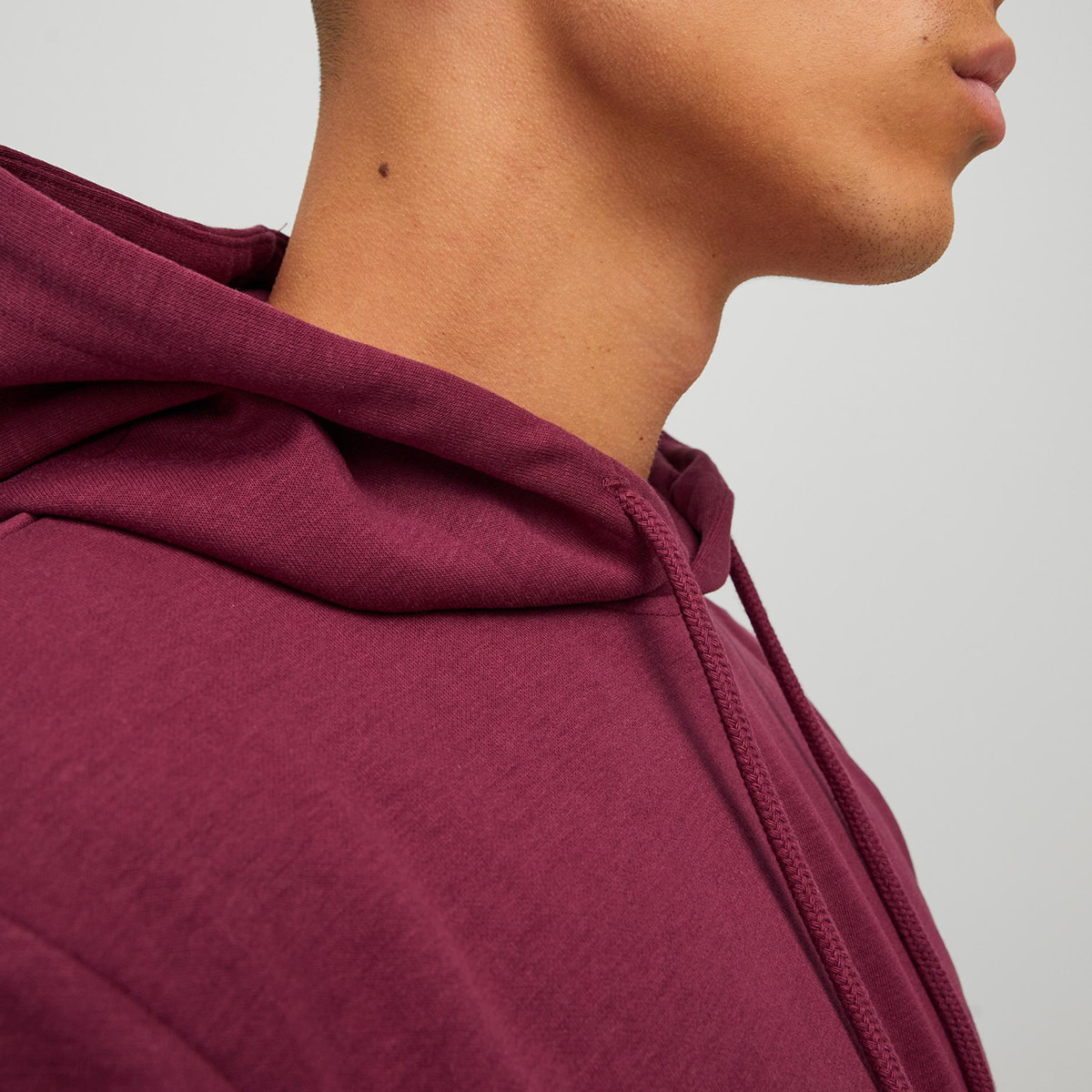 هودي جاك آند جونز بجيب كانغارو سادة بلون بورجوندي للرجال-men-winterwear-hoodiesandsweatshirts-image-5