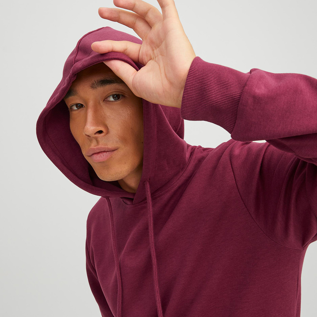 هودي جاك آند جونز بجيب كانغارو سادة بلون بورجوندي للرجال-men-winterwear-hoodiesandsweatshirts-image-7