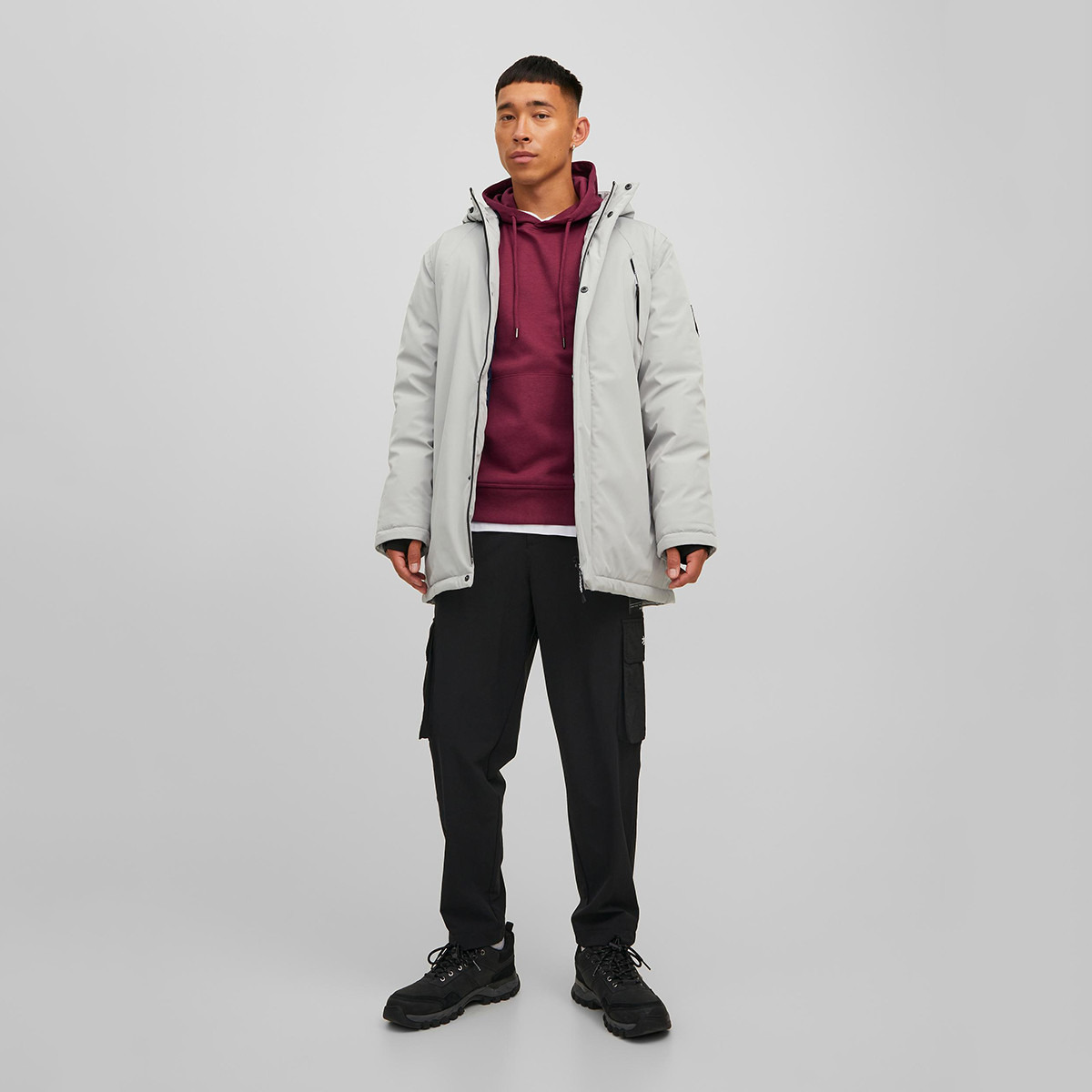هودي جاك آند جونز بجيب كانغارو سادة بلون بورجوندي للرجال-men-winterwear-hoodiesandsweatshirts-image-8