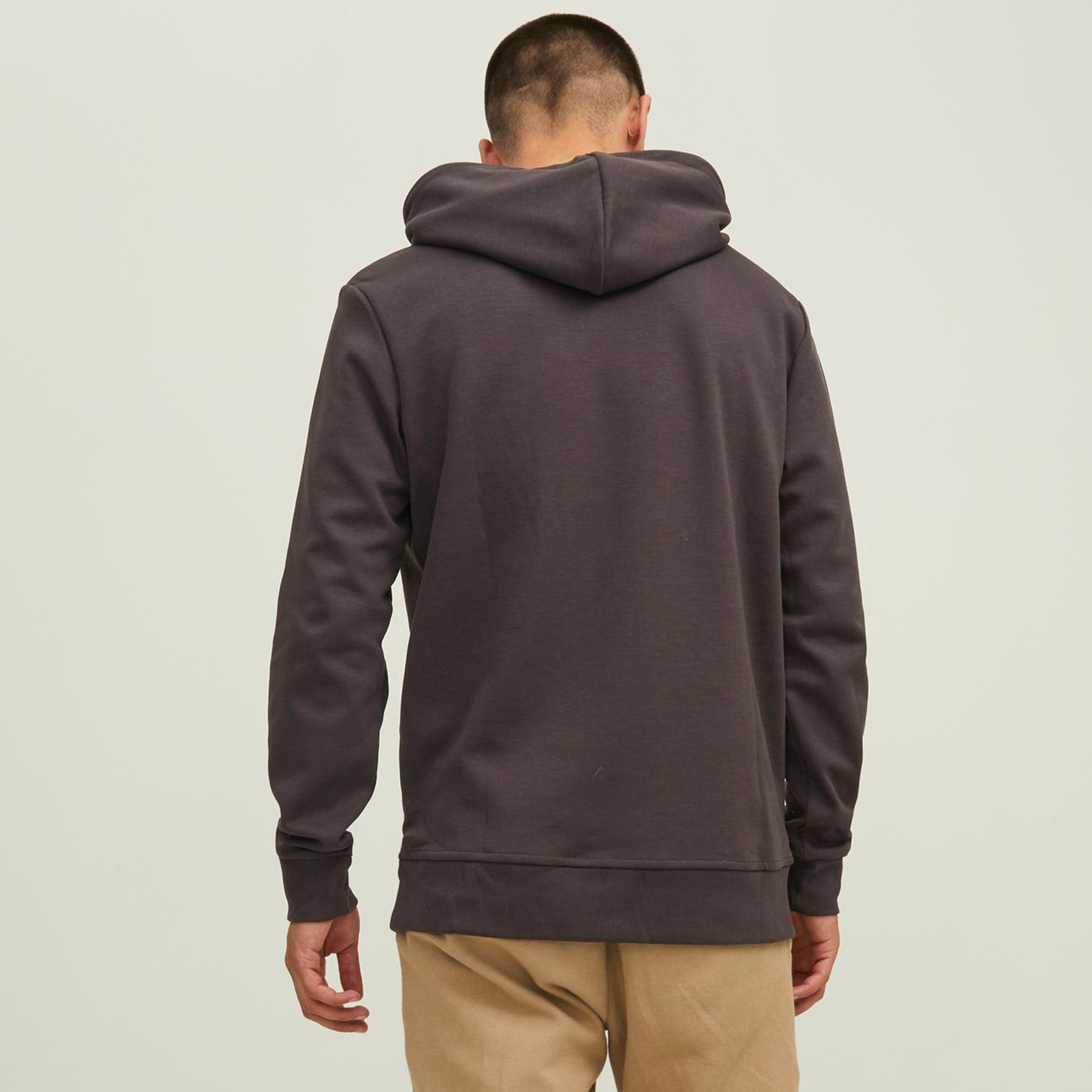 هودي جاك آند جونز بجيب كانغارو سادة بلون بني للرجال-men-winterwear-hoodiesandsweatshirts-image-2