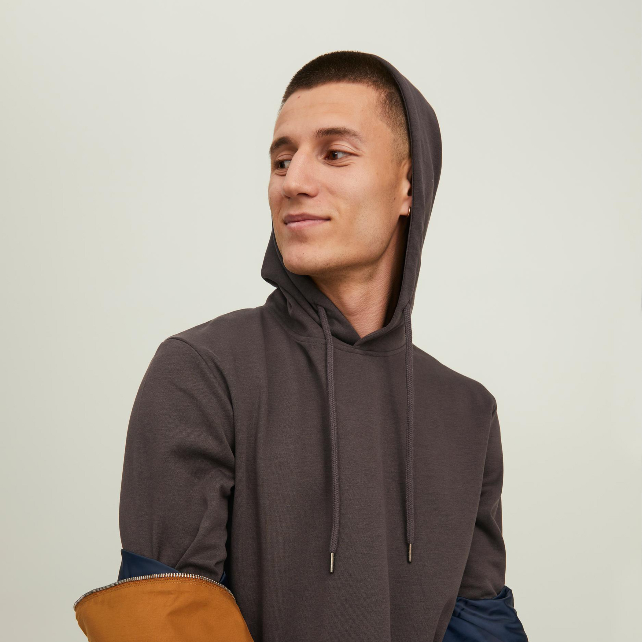 هودي جاك آند جونز بجيب كانغارو سادة بلون بني للرجال-men-winterwear-hoodiesandsweatshirts-image-6