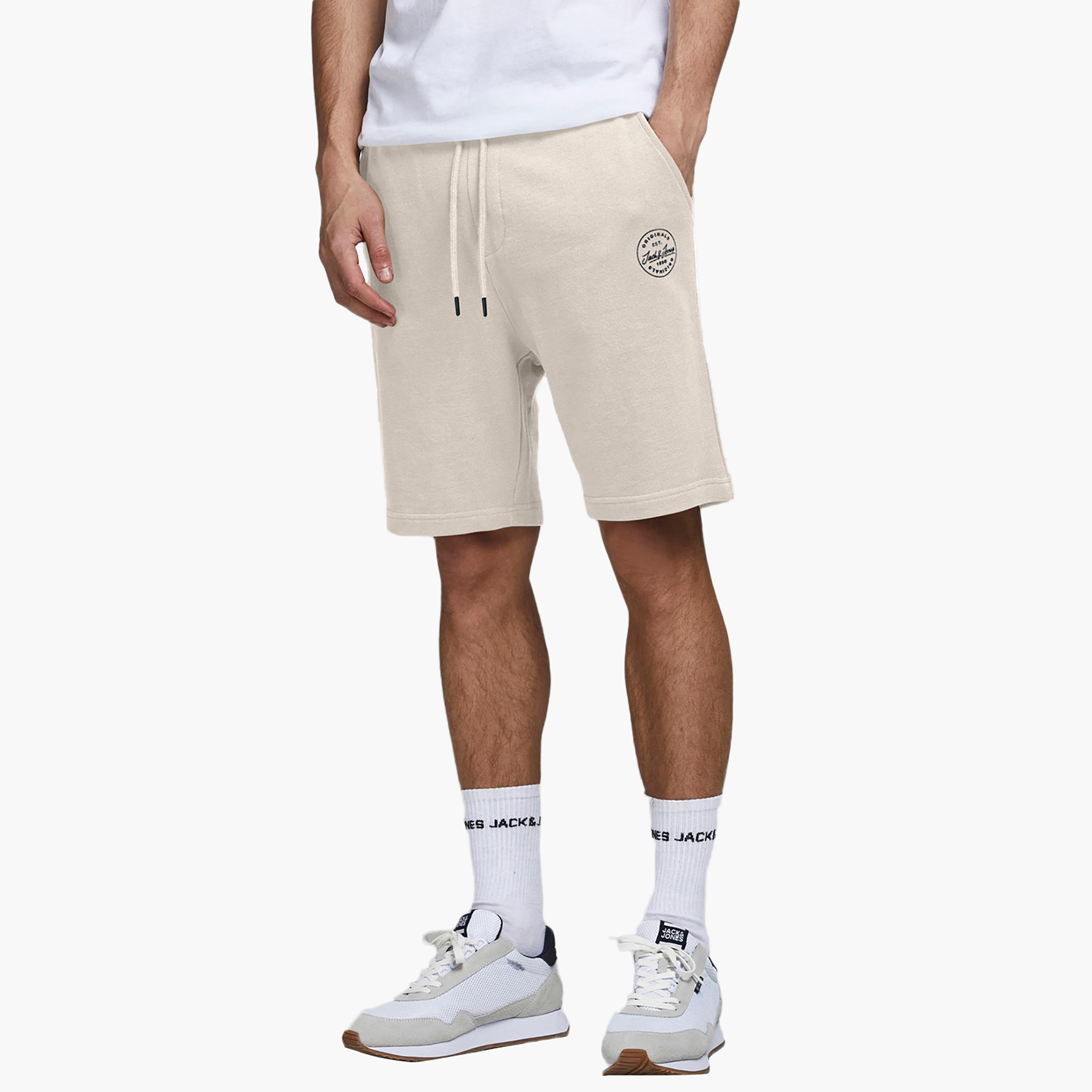 شورت جاك آند جونز رجالي كريمي برباط وجيب بشعار الماركة-men-clothing-bottoms-shorts-image-1