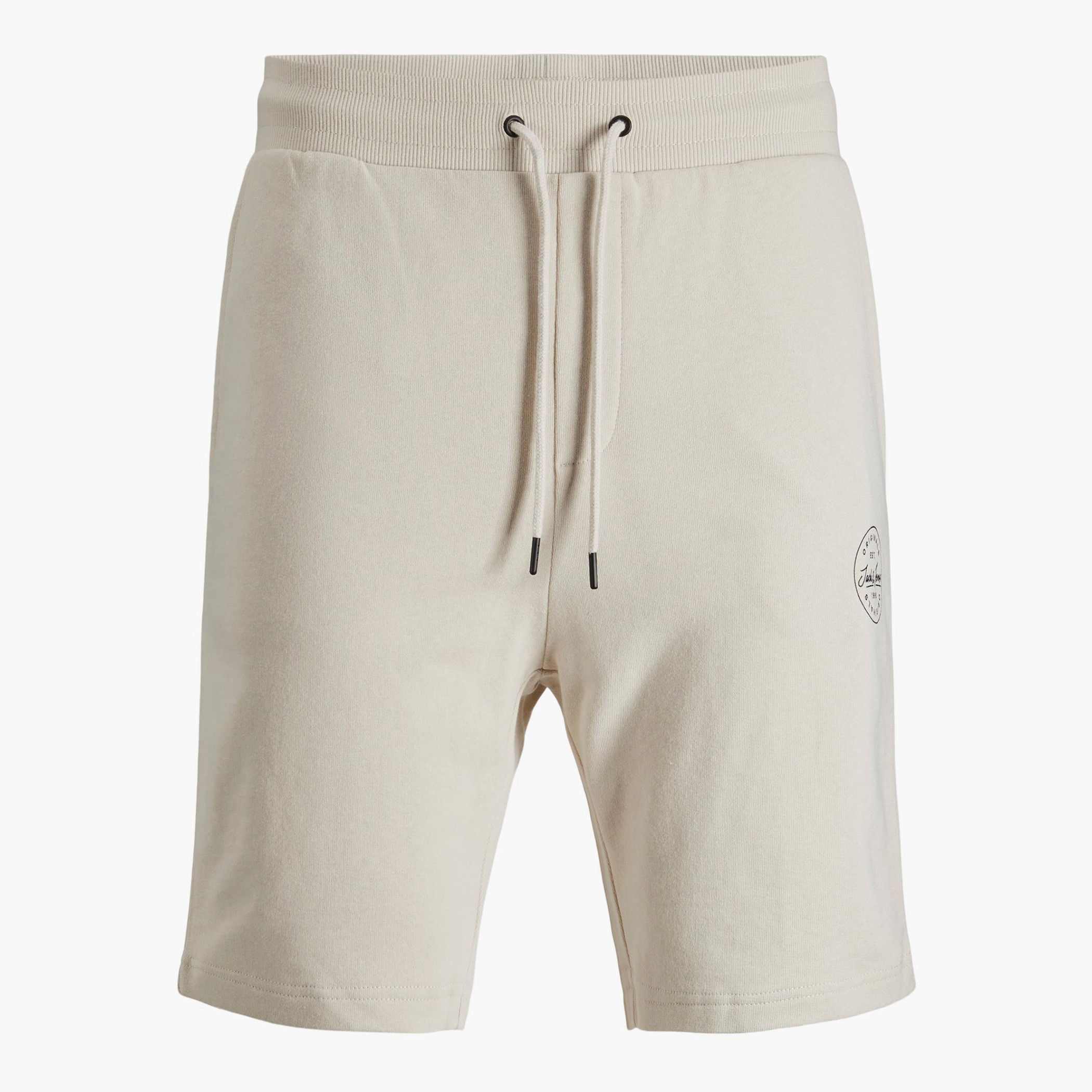 شورت جاك آند جونز رجالي كريمي برباط وجيب بشعار الماركة-men-clothing-bottoms-shorts-image-3