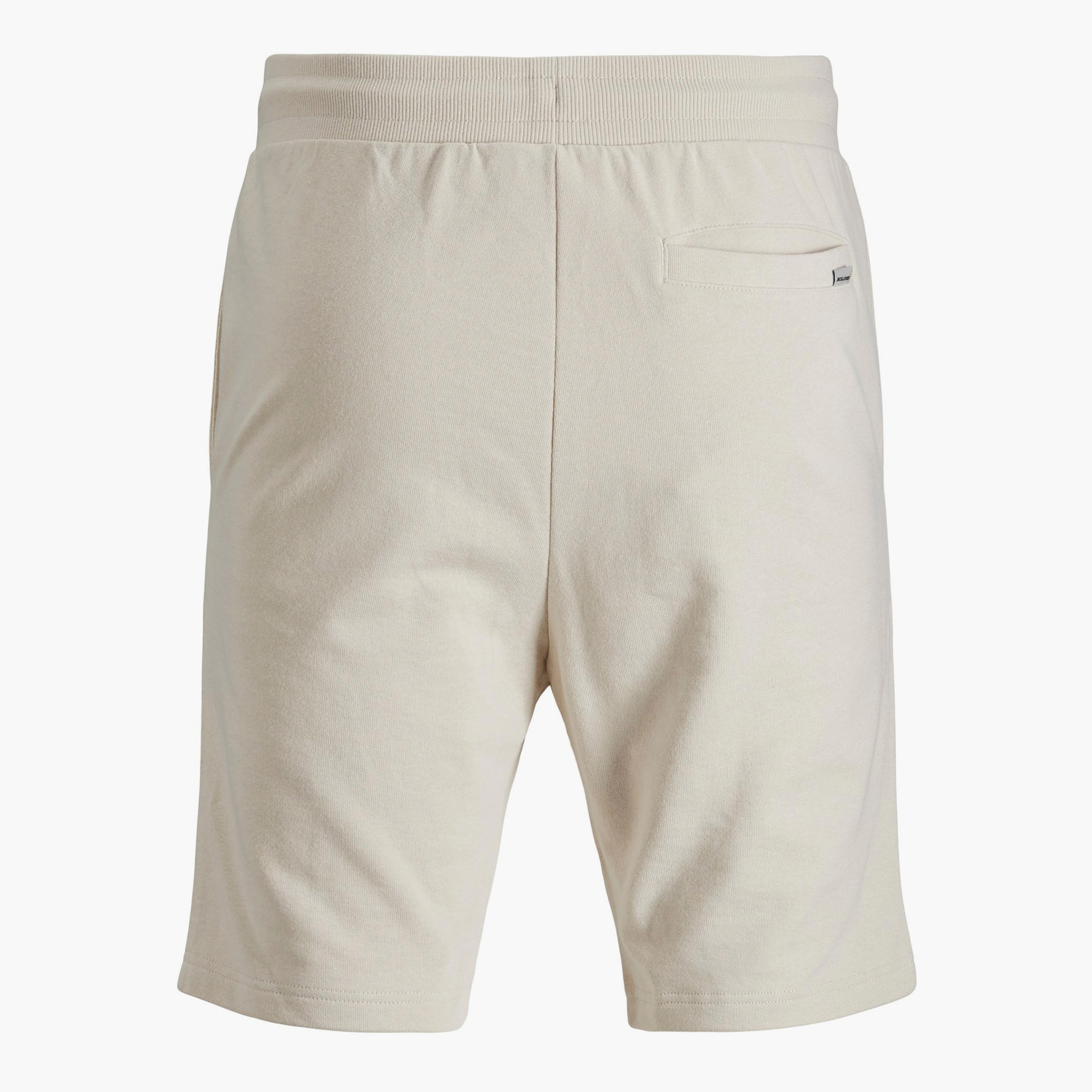 شورت جاك آند جونز رجالي كريمي برباط وجيب بشعار الماركة-men-clothing-bottoms-shorts-image-4