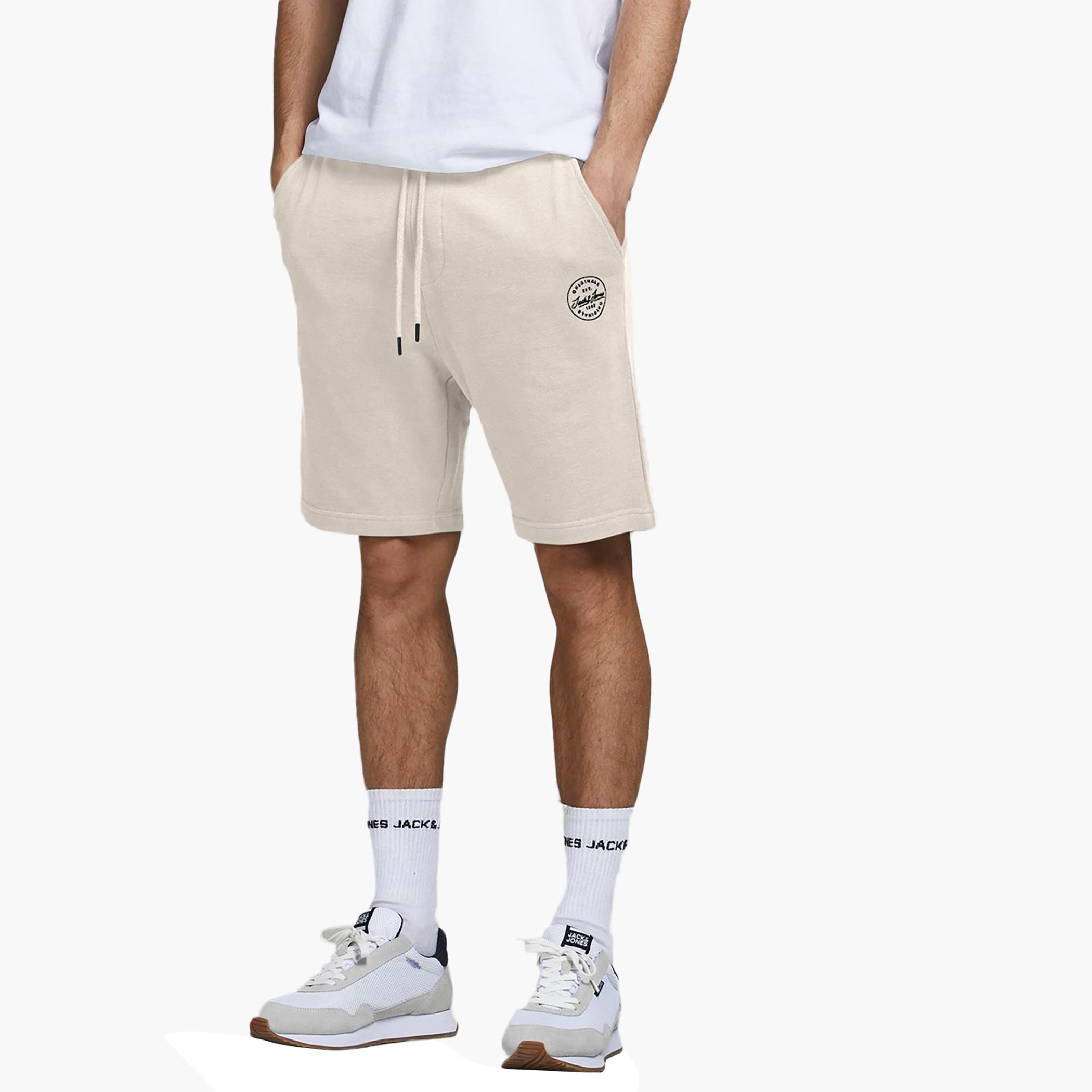شورت جاك آند جونز رجالي كريمي برباط وجيب بشعار الماركة-men-clothing-bottoms-shorts-image-7