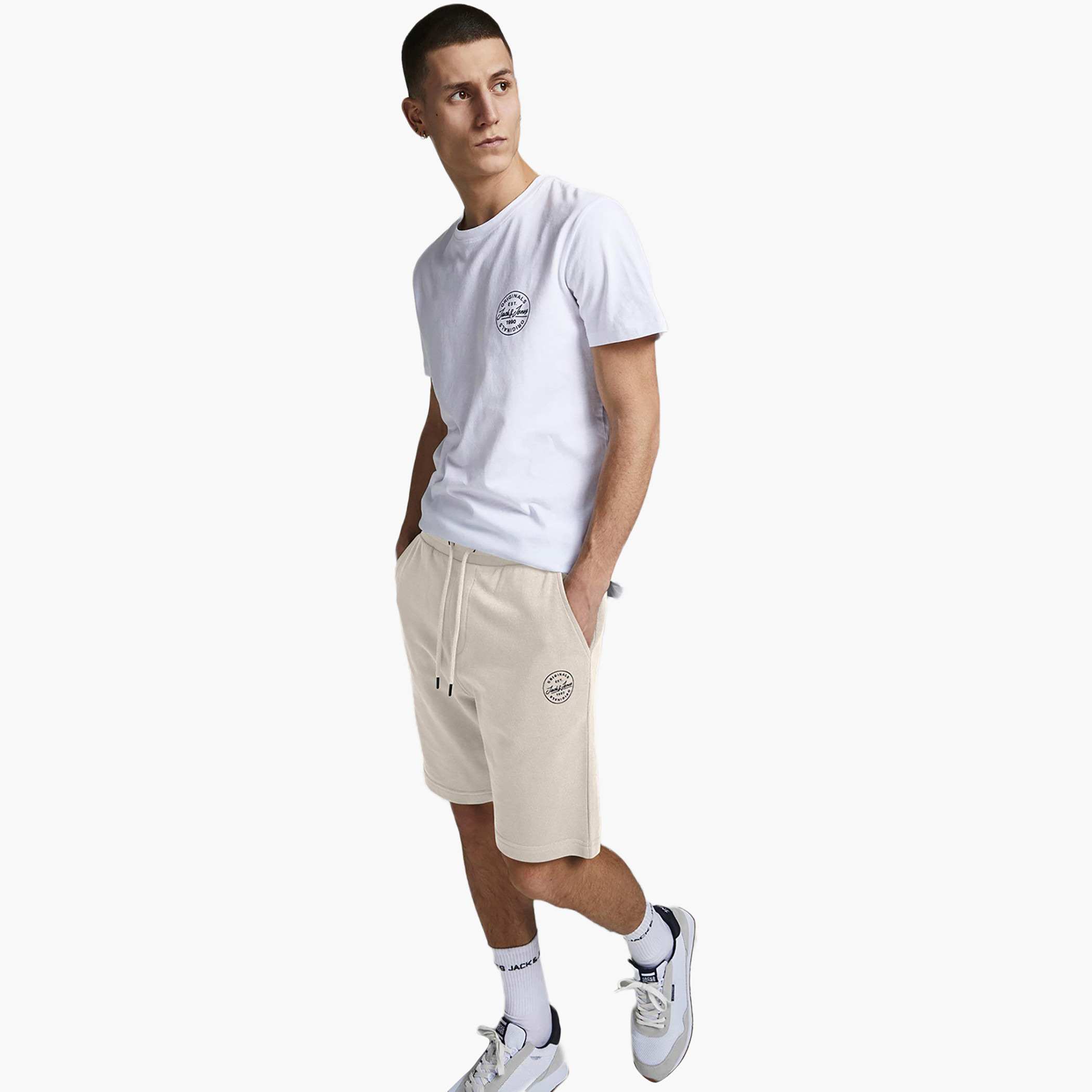 شورت جاك آند جونز رجالي كريمي برباط وجيب بشعار الماركة-men-clothing-bottoms-shorts-image-8