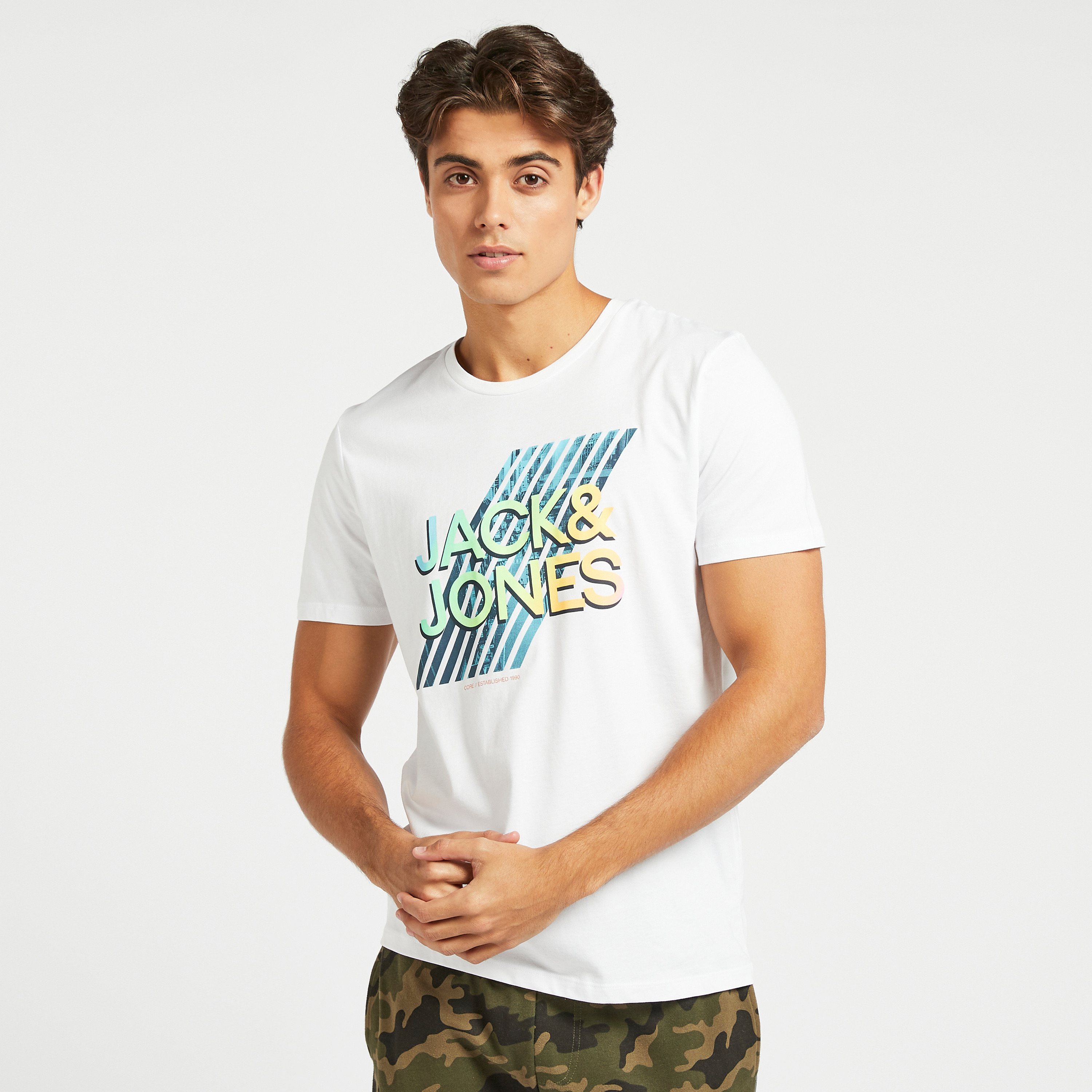 تيشيرت بياقة ضيّقة وأكمام قصيرة وطبعات من جاك & جونز-men-clothing-tshirtsandpolos-tshirts-image-1