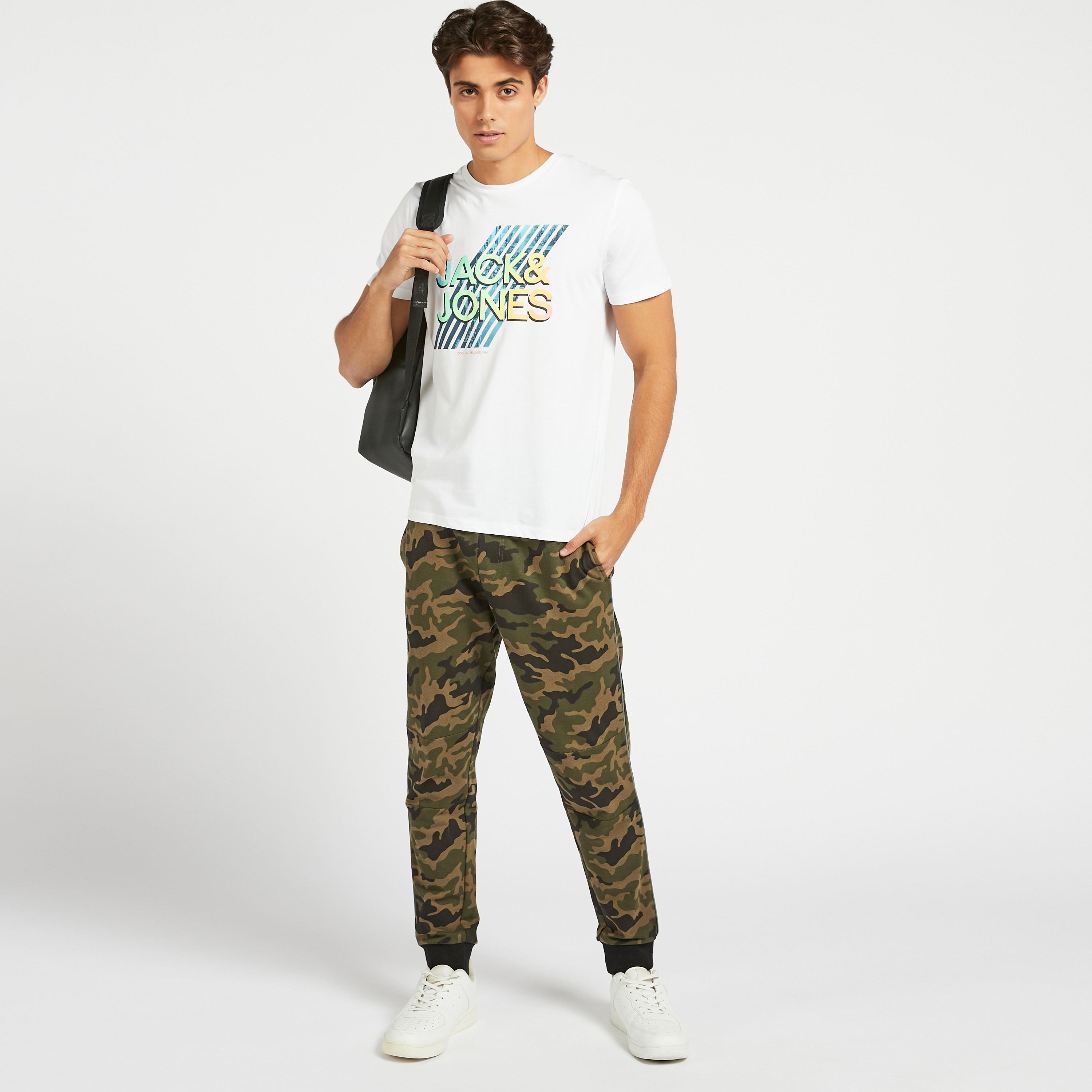تيشيرت بياقة ضيّقة وأكمام قصيرة وطبعات من جاك & جونز-men-clothing-tshirtsandpolos-tshirts-image-2
