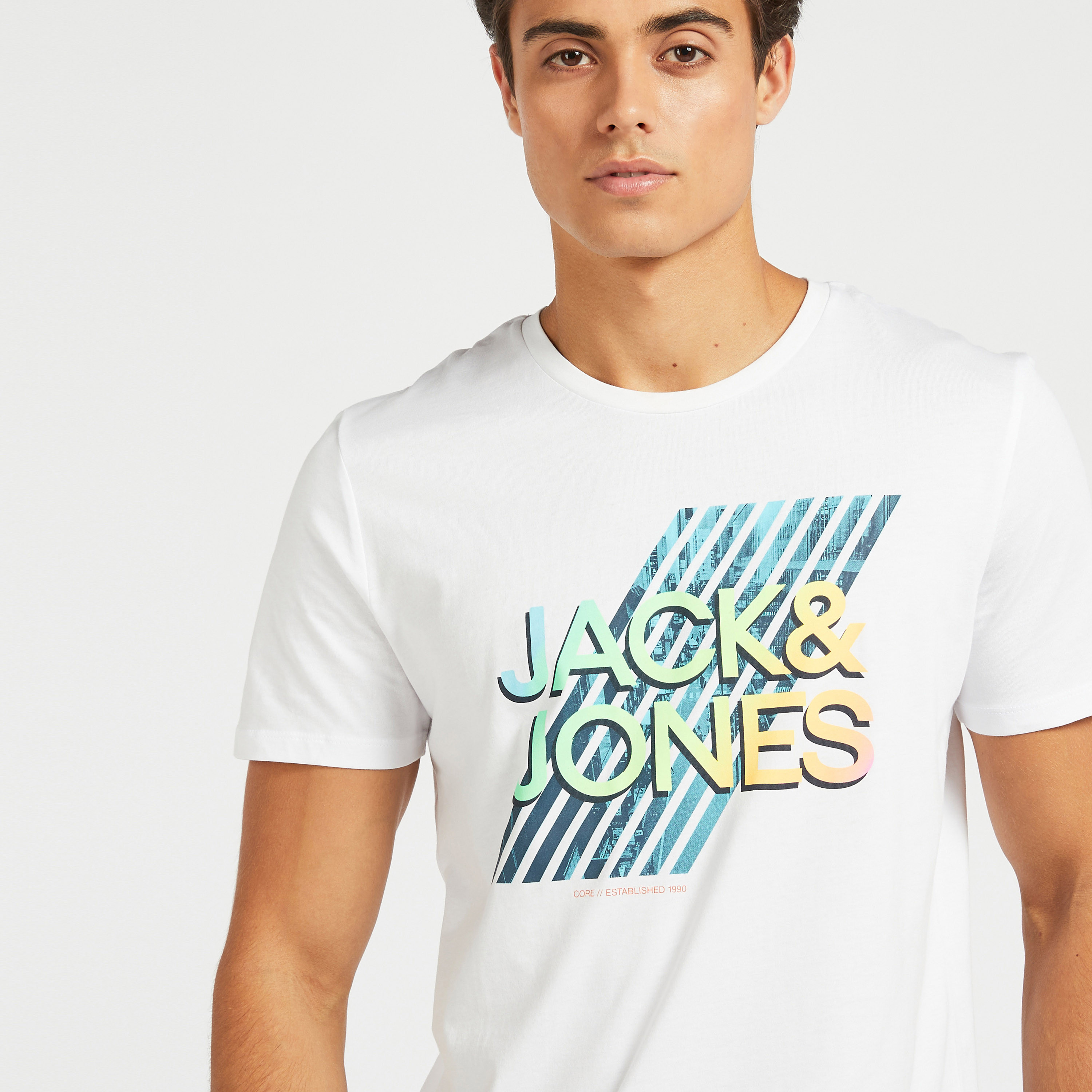 تيشيرت بياقة ضيّقة وأكمام قصيرة وطبعات من جاك & جونز-men-clothing-tshirtsandpolos-tshirts-image-3