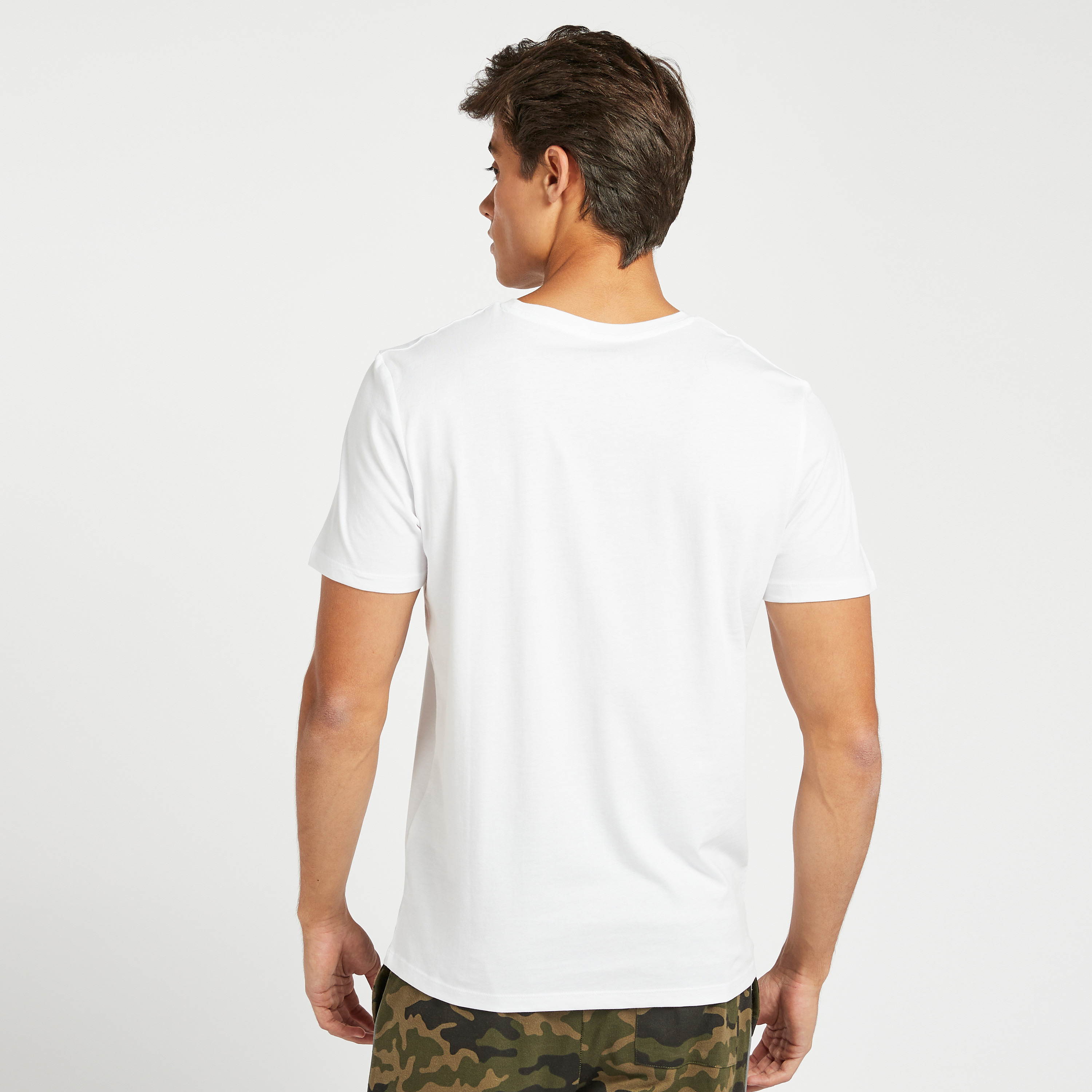 تيشيرت بياقة ضيّقة وأكمام قصيرة وطبعات من جاك & جونز-men-clothing-tshirtsandpolos-tshirts-image-4