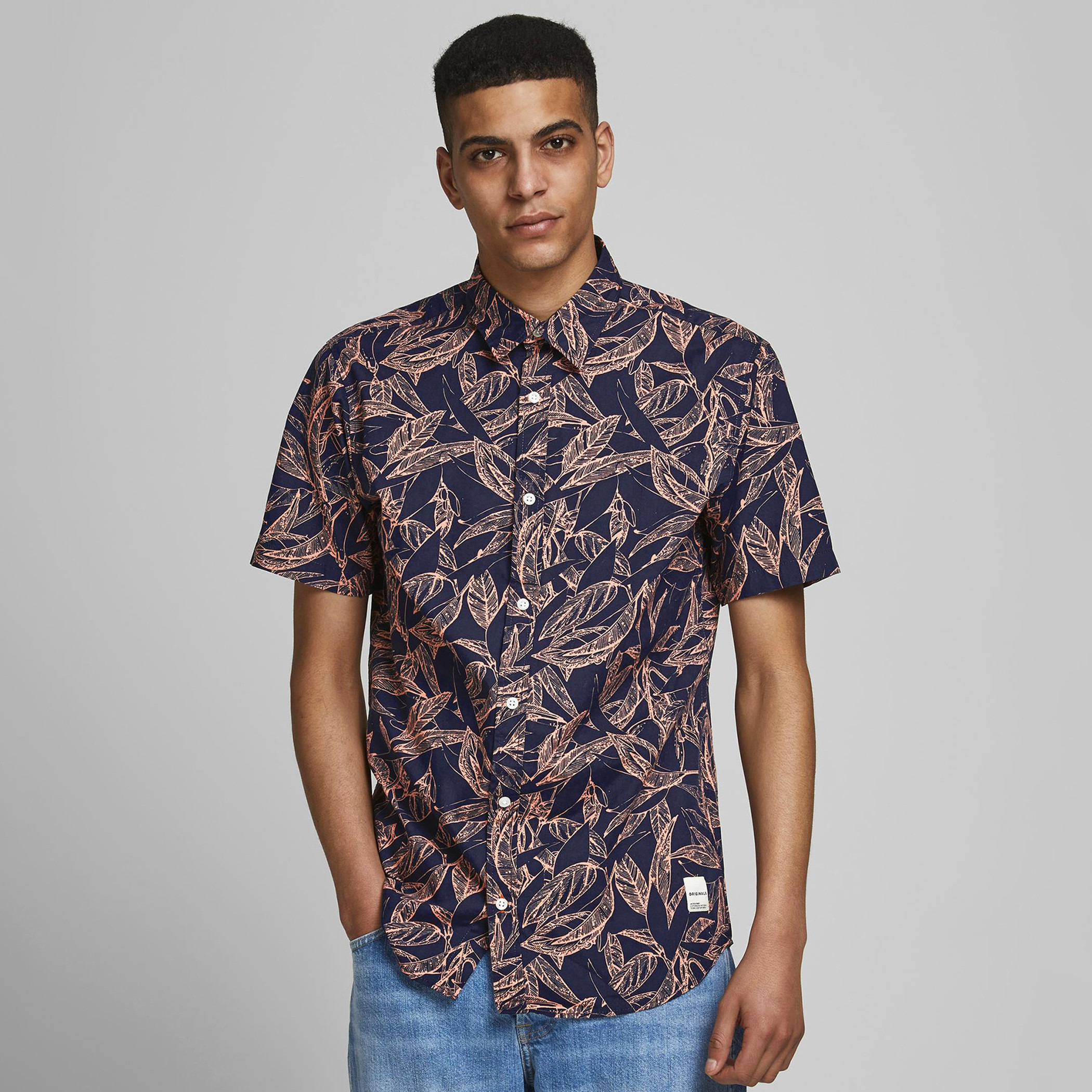 قميص بقصّة واسعة وطبعات ورق شجر وأكمام قصيرة وياقة واسعة من جاك & جونز-men-clothing-shirts-image-1