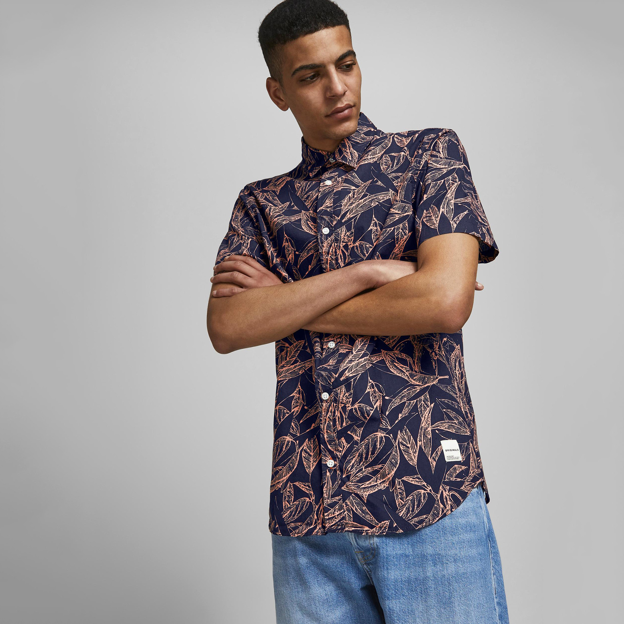 قميص بقصّة واسعة وطبعات ورق شجر وأكمام قصيرة وياقة واسعة من جاك & جونز-men-clothing-shirts-image-2
