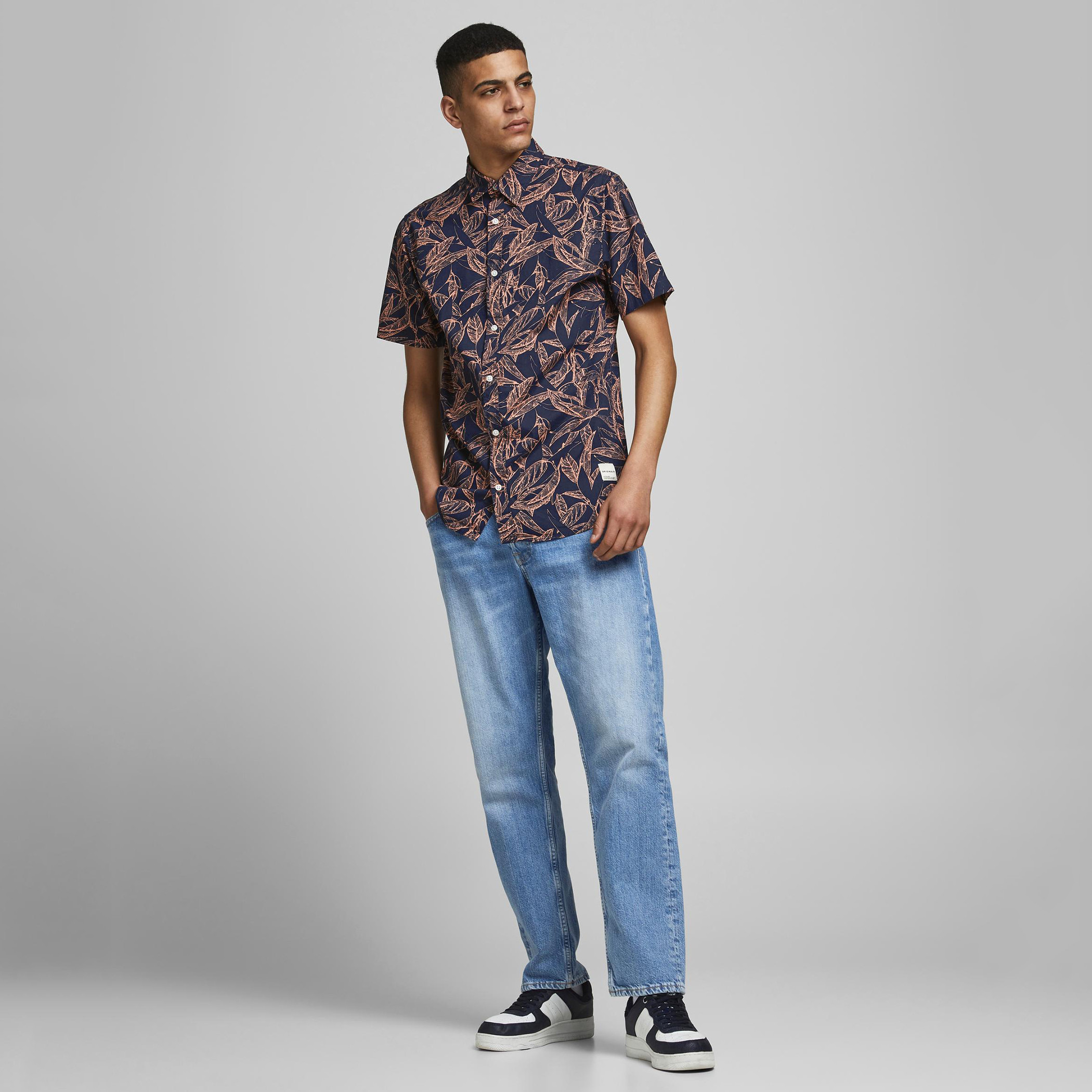 قميص بقصّة واسعة وطبعات ورق شجر وأكمام قصيرة وياقة واسعة من جاك & جونز-men-clothing-shirts-image-3