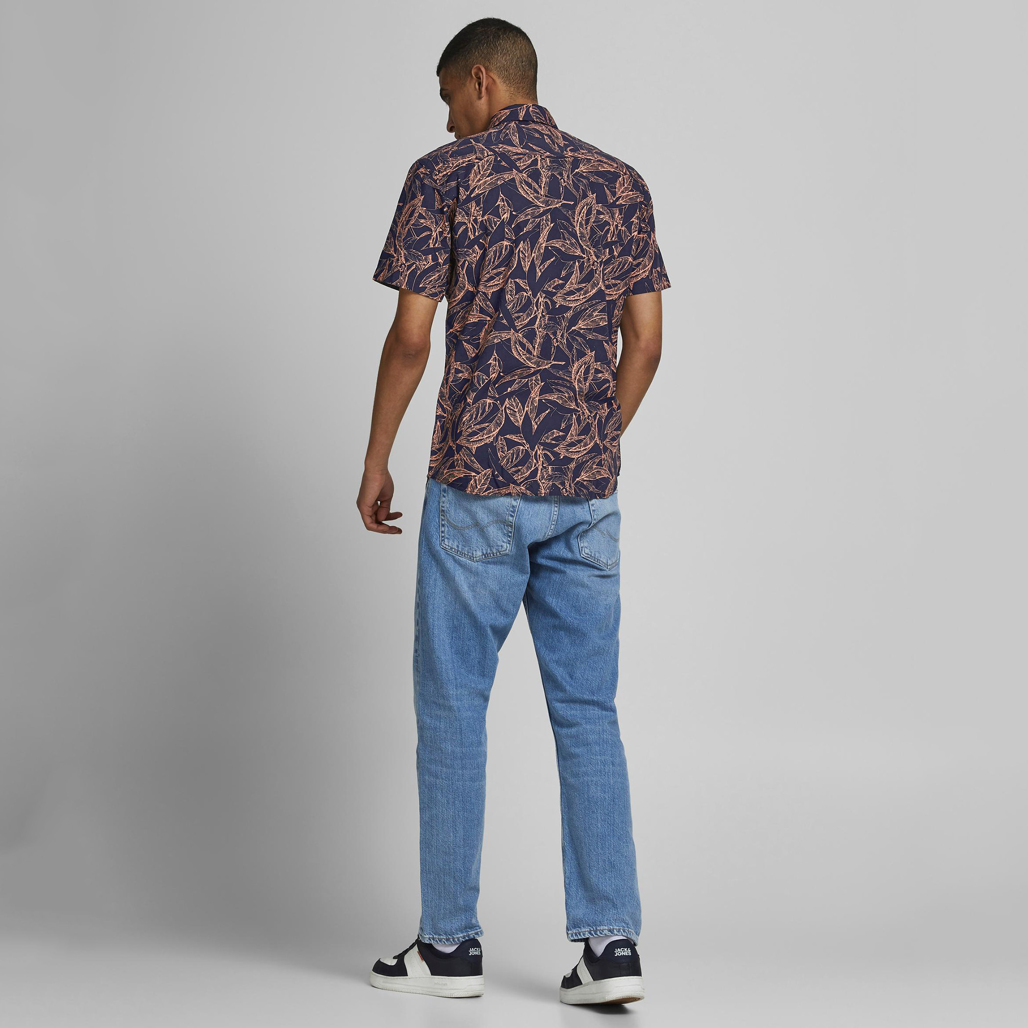 قميص بقصّة واسعة وطبعات ورق شجر وأكمام قصيرة وياقة واسعة من جاك & جونز-men-clothing-shirts-image-4