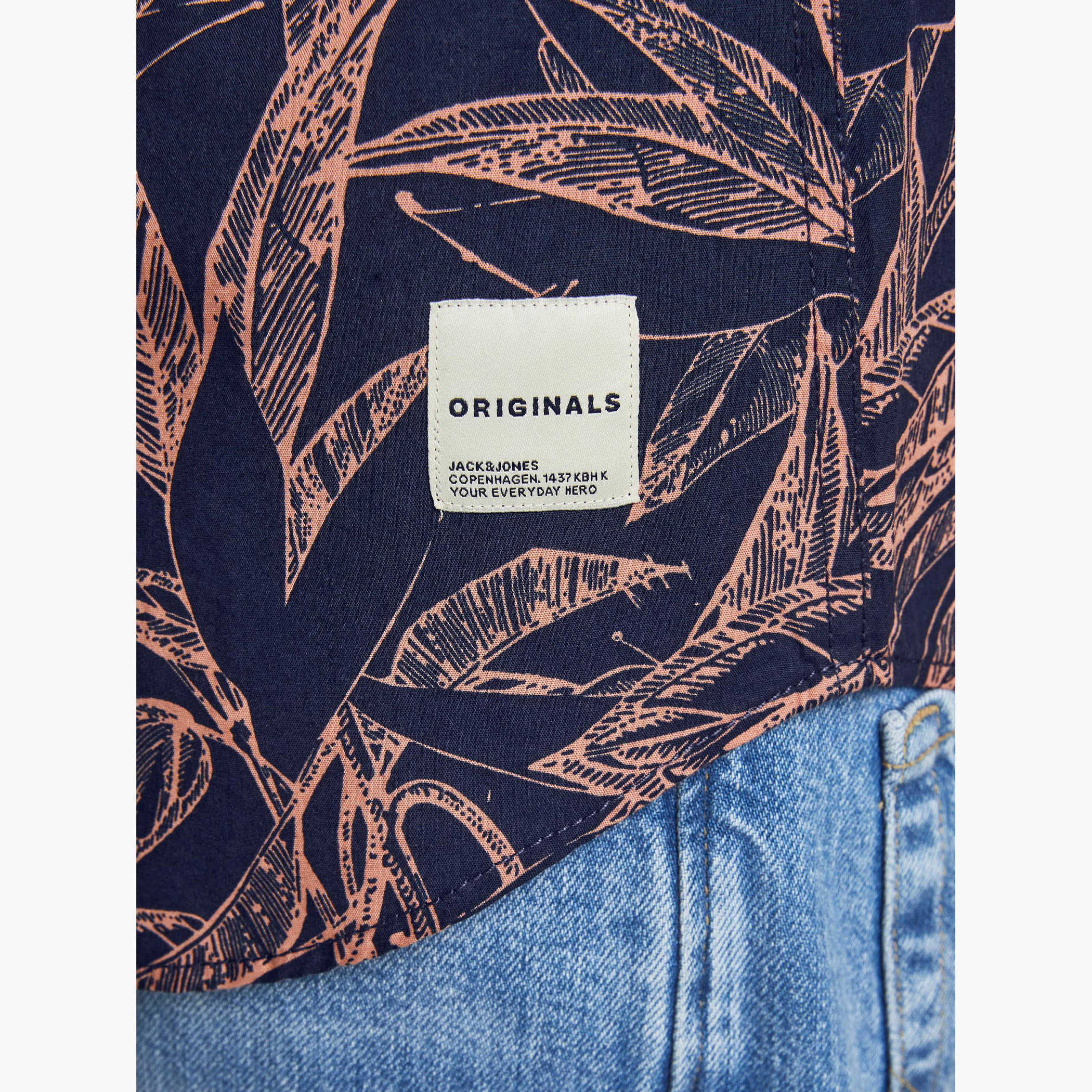 قميص بقصّة واسعة وطبعات ورق شجر وأكمام قصيرة وياقة واسعة من جاك & جونز-men-clothing-shirts-image-5