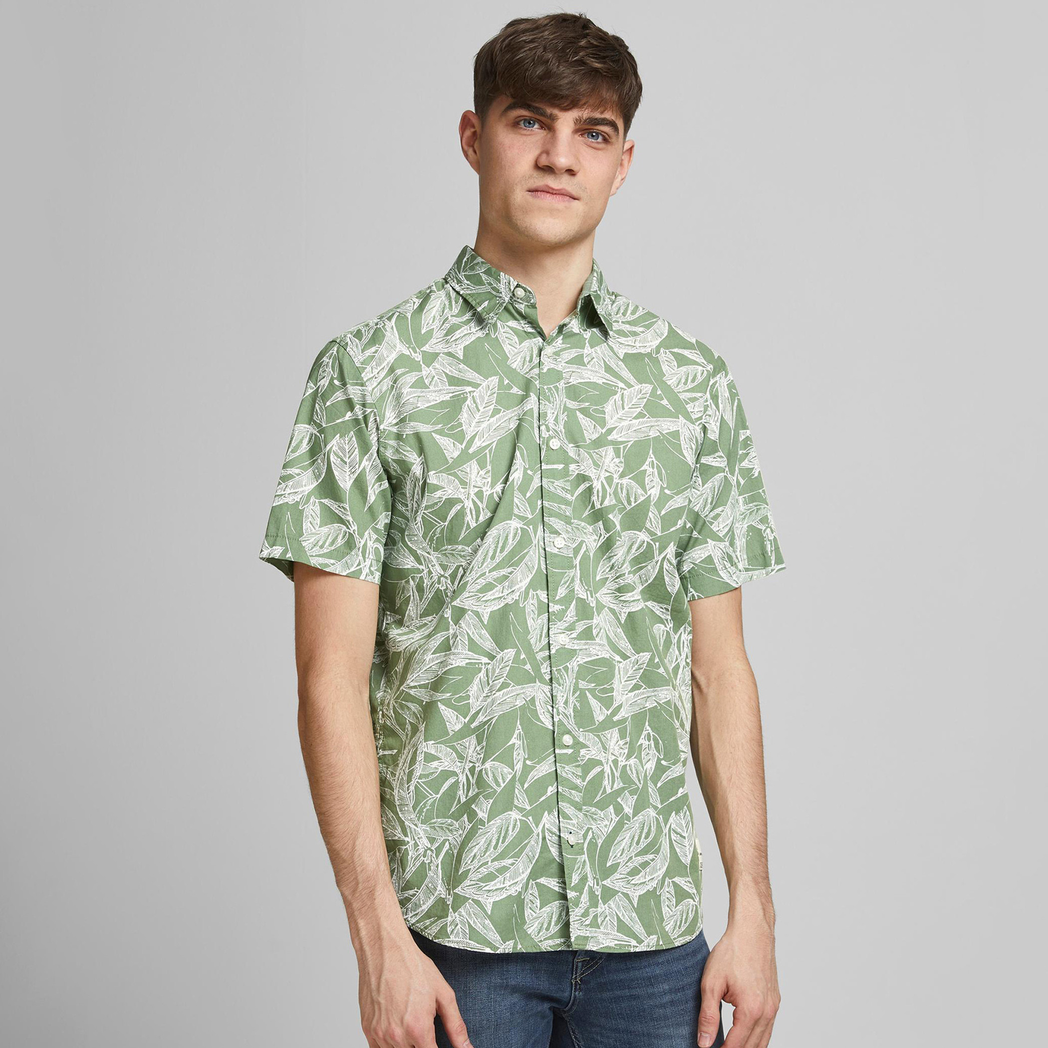 قميص سليم فيت وياقة عادية وأكمام قصيرة وطبعات-men-clothing-shirts-image-1