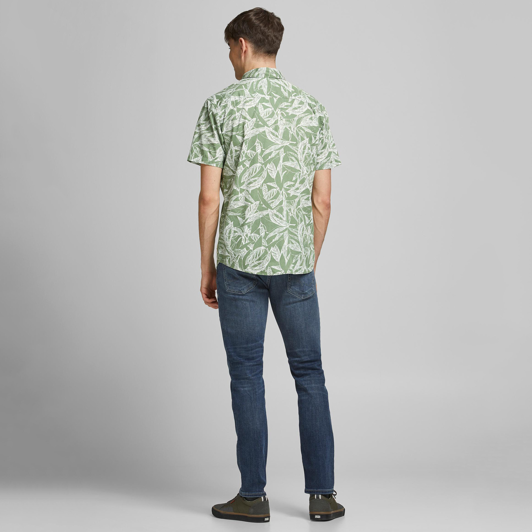 قميص سليم فيت وياقة عادية وأكمام قصيرة وطبعات-men-clothing-shirts-image-2