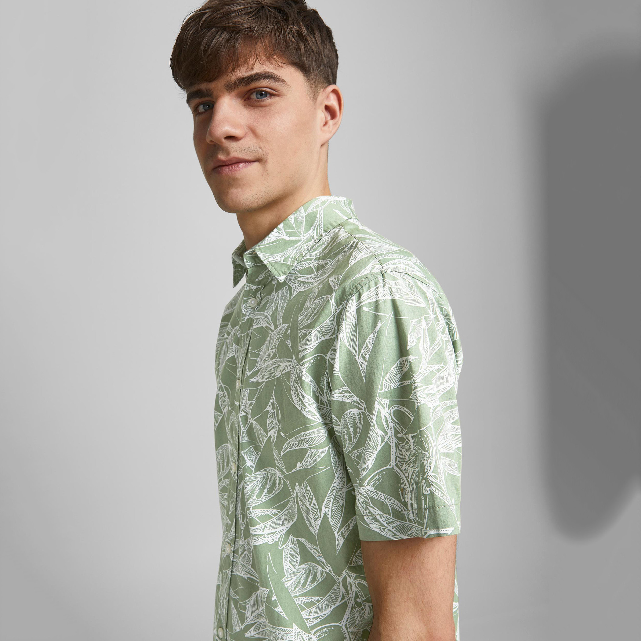قميص سليم فيت وياقة عادية وأكمام قصيرة وطبعات-men-clothing-shirts-image-3