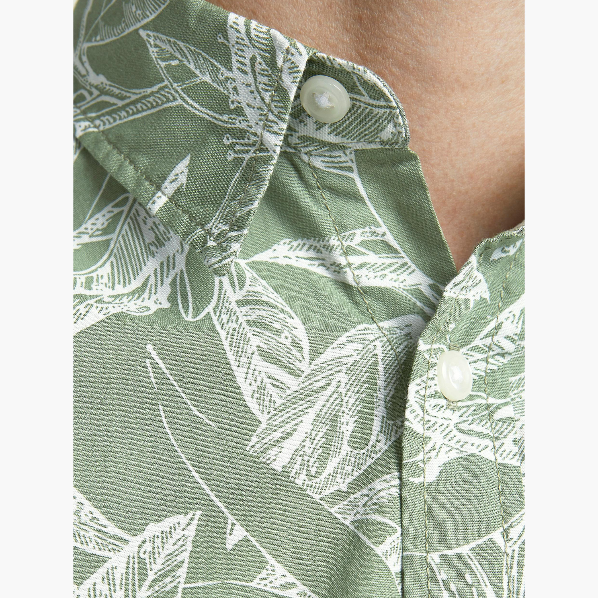 قميص سليم فيت وياقة عادية وأكمام قصيرة وطبعات-men-clothing-shirts-image-5