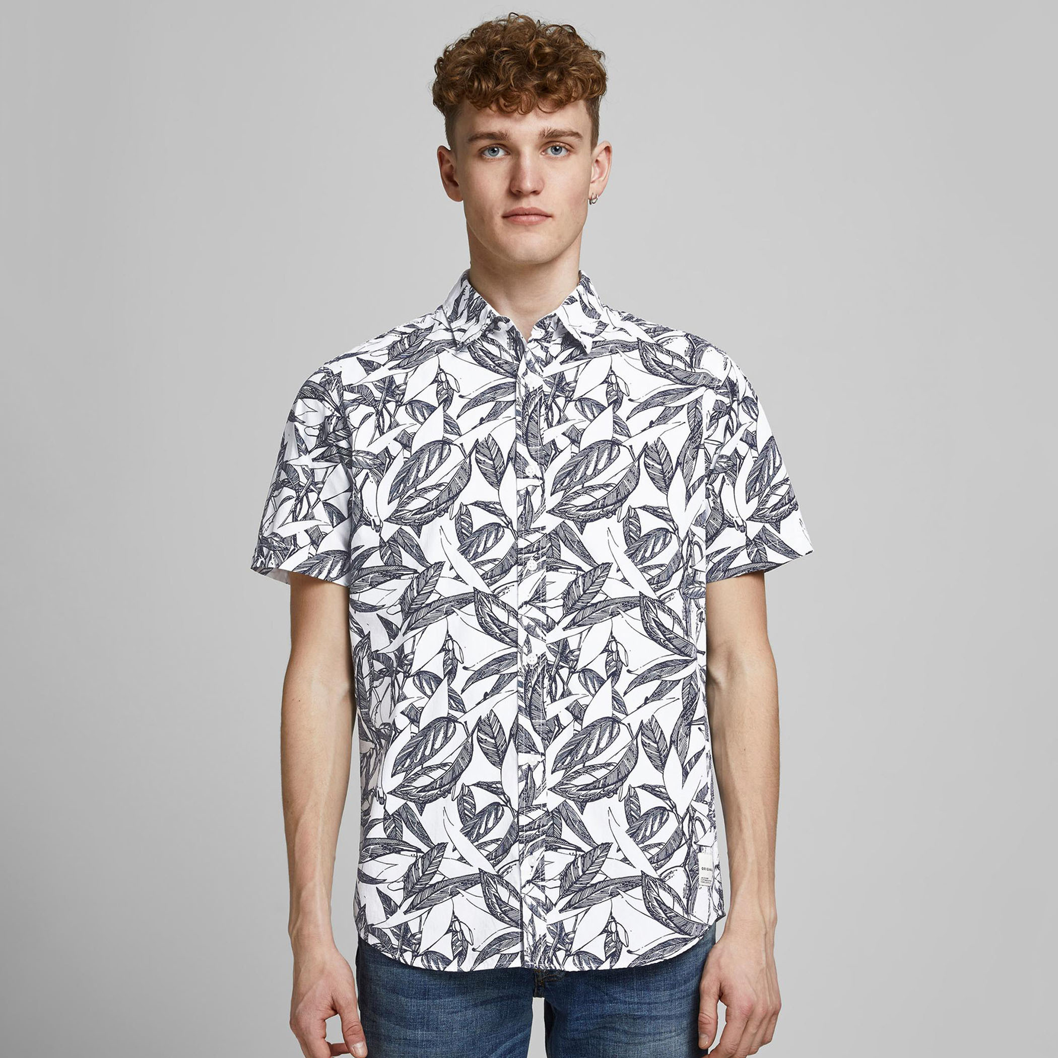 قميص بقصّة واسعة وطبعات ورق شجر وأكمام قصيرة وياقة واسعة من جاك & جونز-men-clothing-shirts-image-6