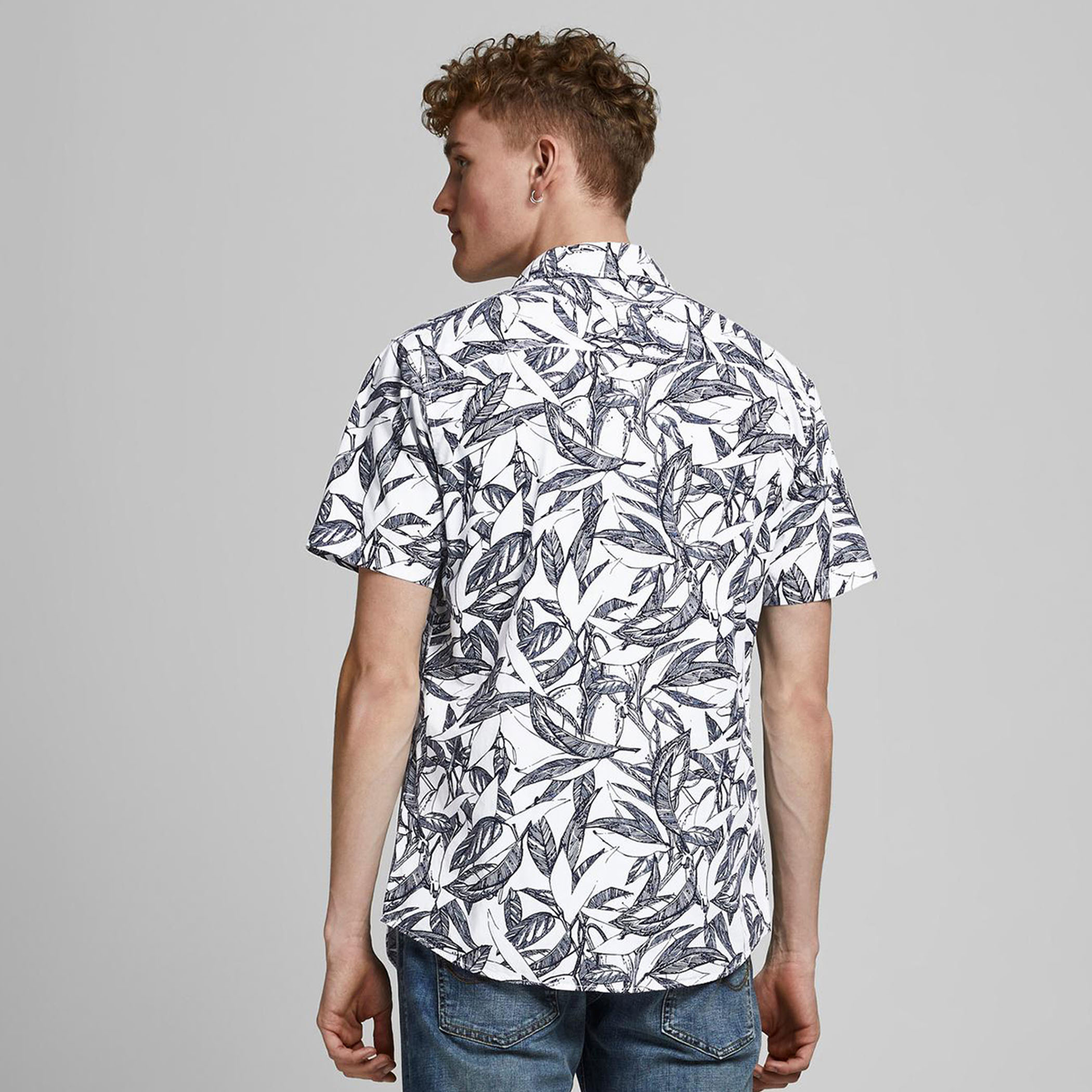قميص بقصّة واسعة وطبعات ورق شجر وأكمام قصيرة وياقة واسعة من جاك & جونز-men-clothing-shirts-image-7
