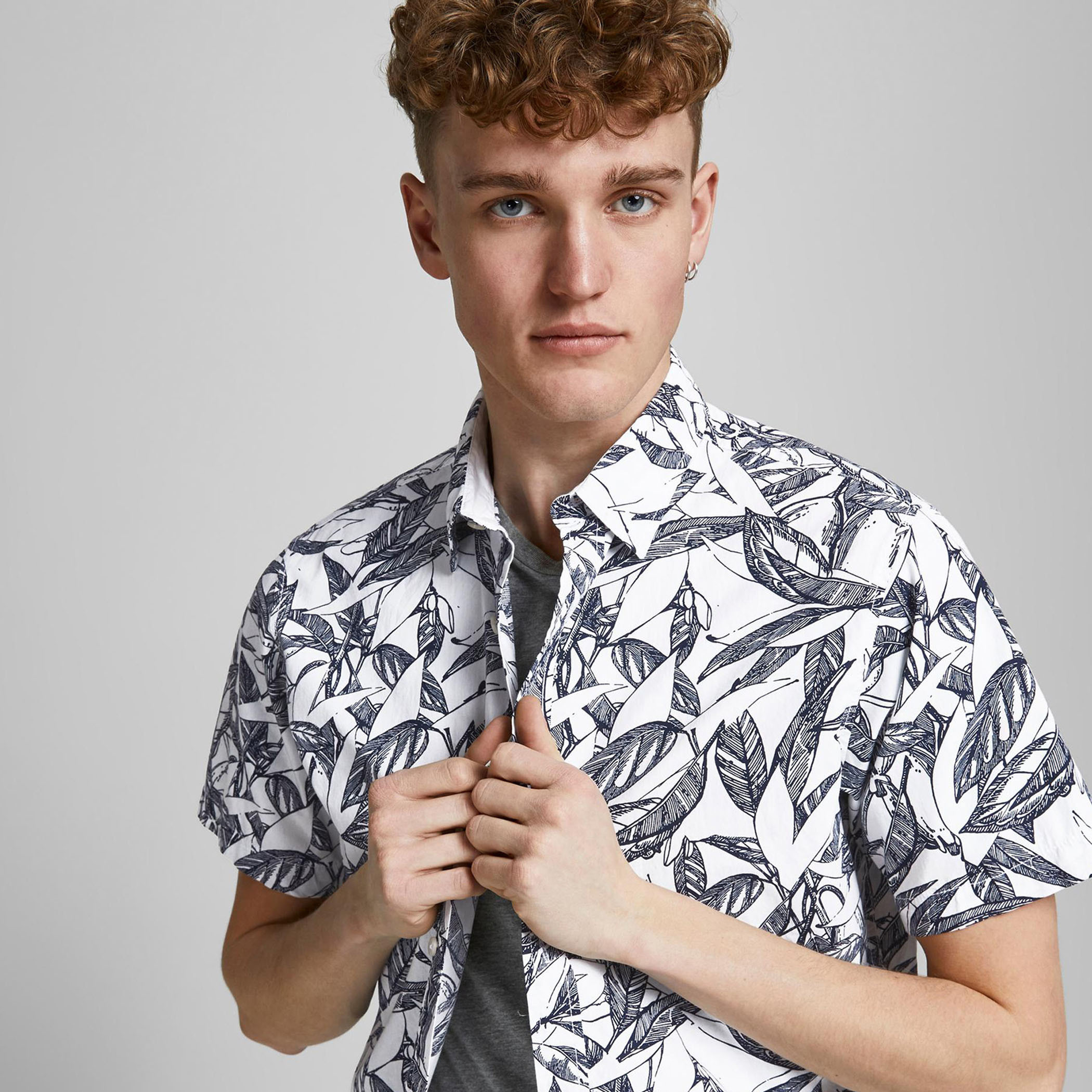 قميص بقصّة واسعة وطبعات ورق شجر وأكمام قصيرة وياقة واسعة من جاك & جونز-men-clothing-shirts-image-8