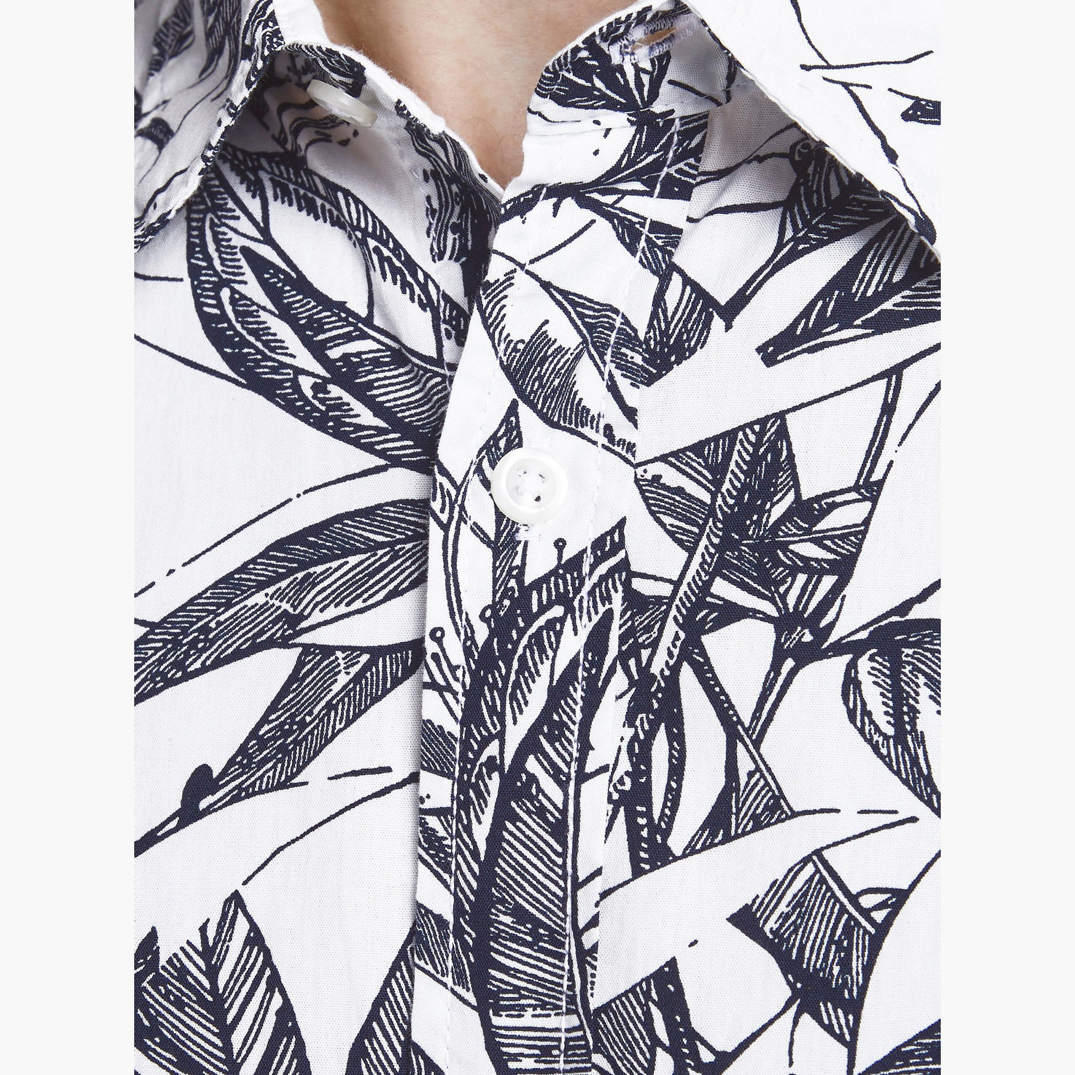 قميص بقصّة واسعة وطبعات ورق شجر وأكمام قصيرة وياقة واسعة من جاك & جونز-men-clothing-shirts-image-9