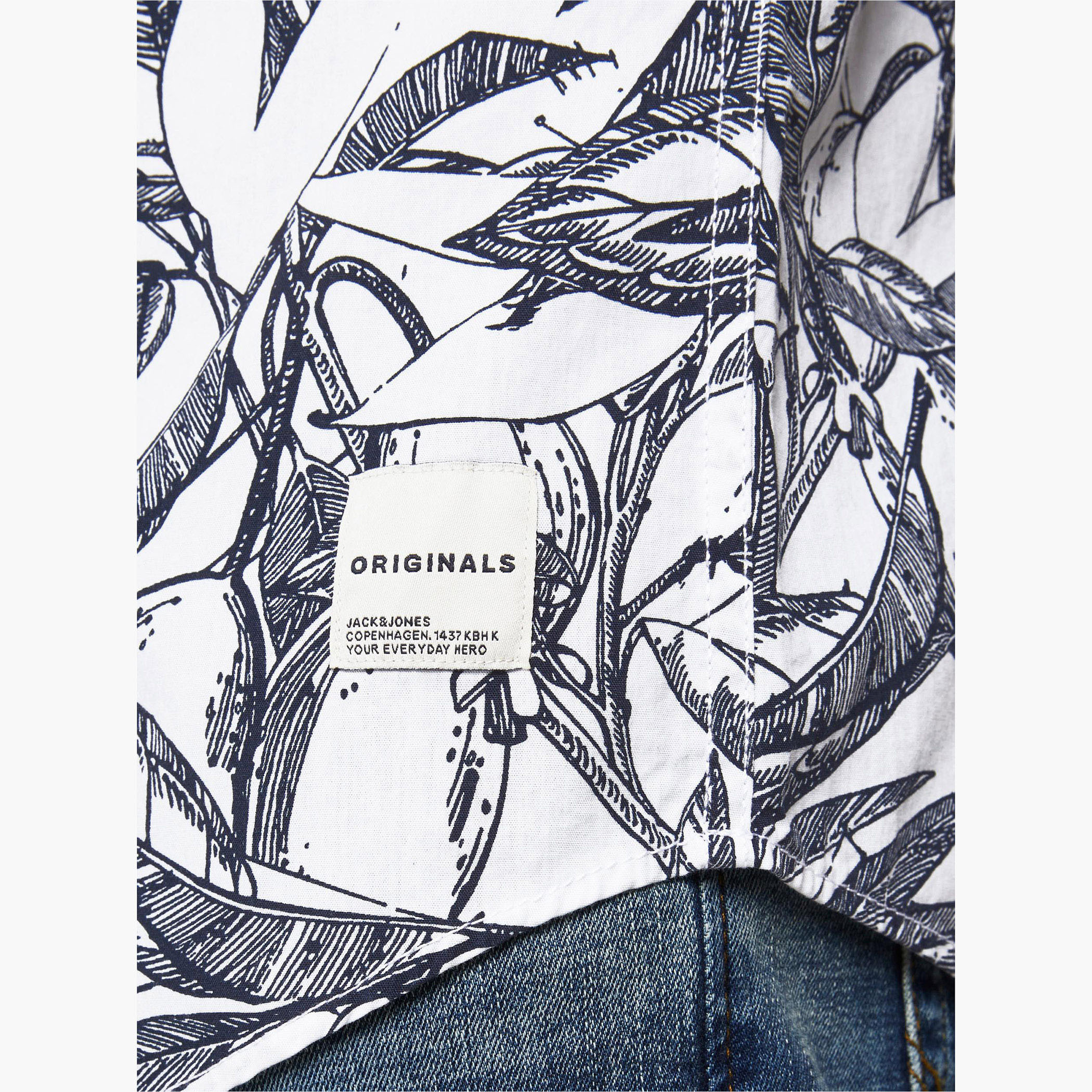 قميص بقصّة واسعة وطبعات ورق شجر وأكمام قصيرة وياقة واسعة من جاك & جونز-men-clothing-shirts-image-10