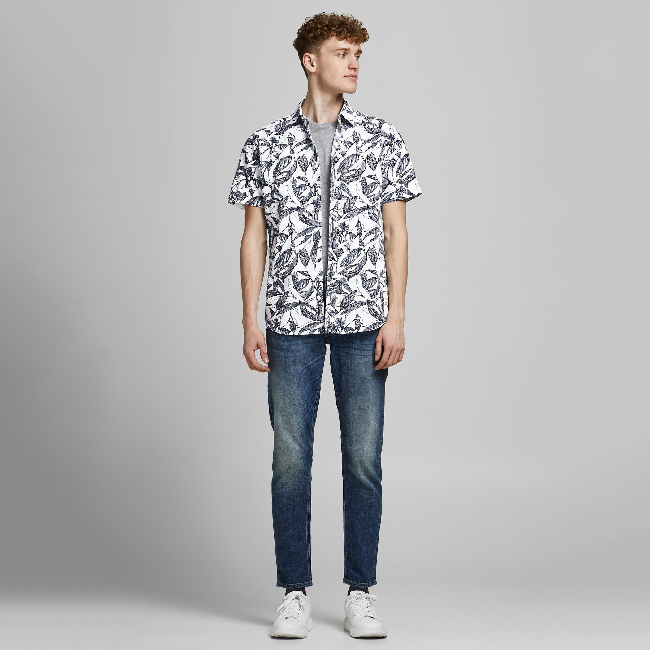 قميص بقصّة واسعة وطبعات ورق شجر وأكمام قصيرة وياقة واسعة من جاك & جونز-men-clothing-shirts-image-11