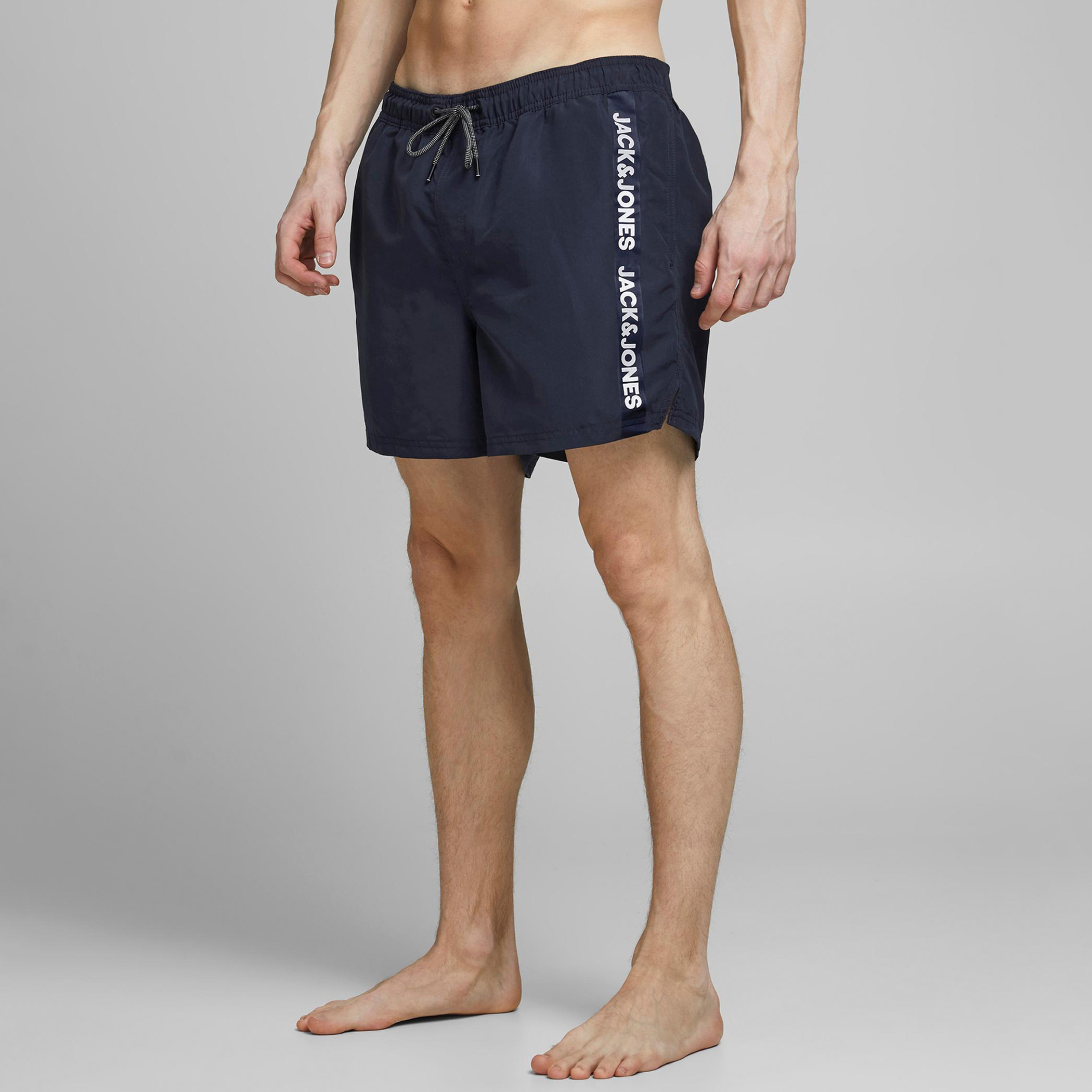 شورت سادة سليم فيت بخصر متوسّط الارتفاع وجيوب من جاك & جونز-men-clothing-bottoms-shorts-image-13