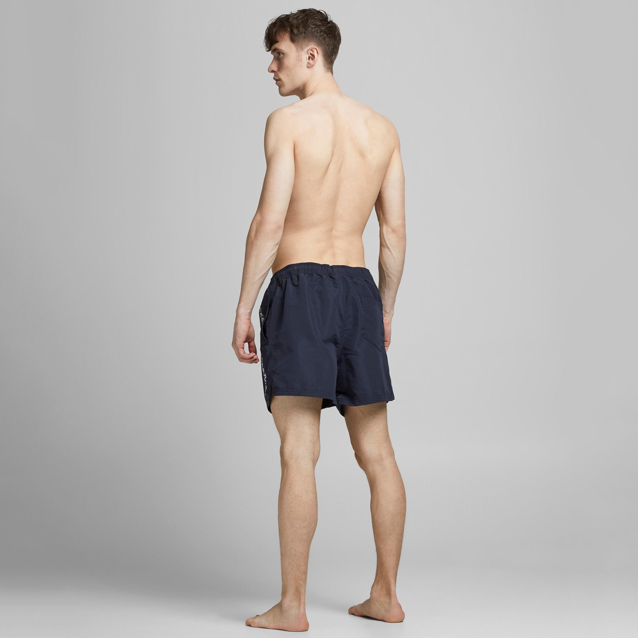 شورت سادة سليم فيت بخصر متوسّط الارتفاع وجيوب من جاك & جونز-men-clothing-bottoms-shorts-image-14