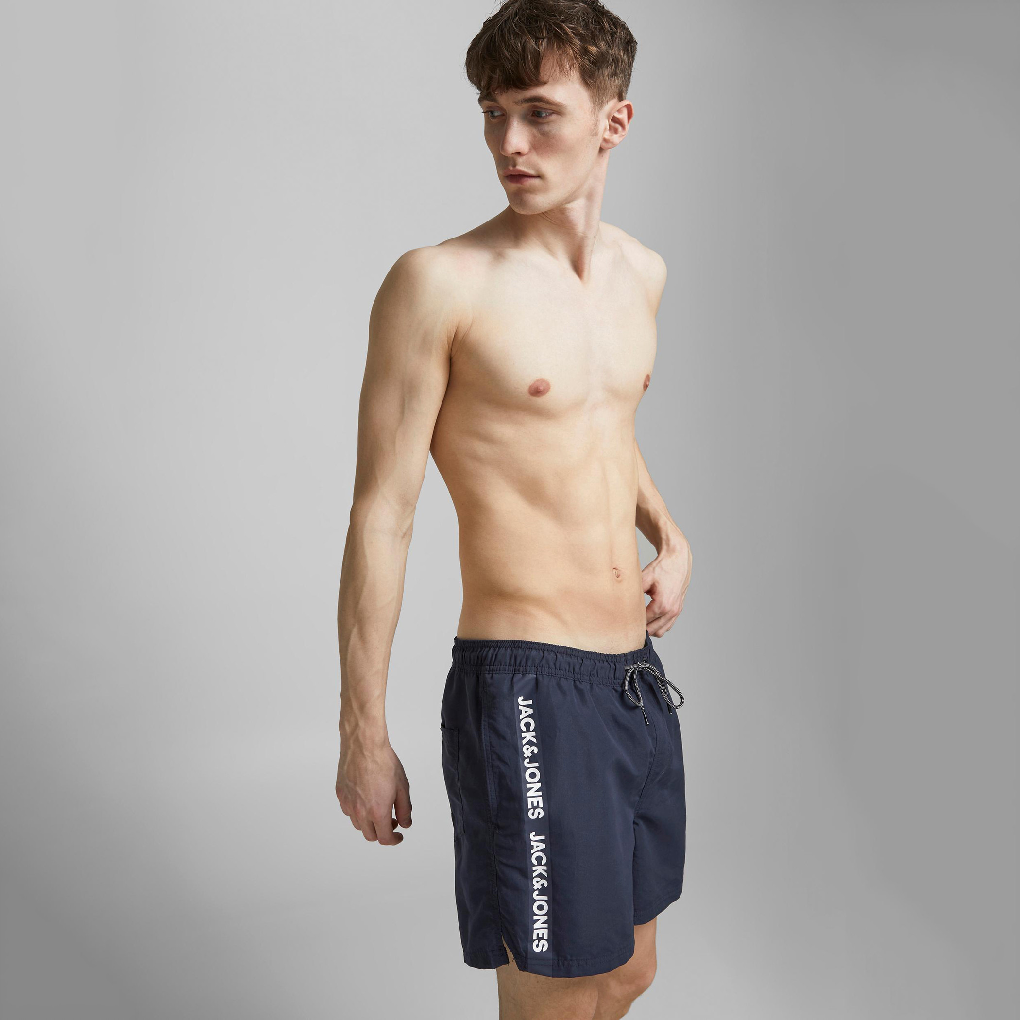 شورت سادة سليم فيت بخصر متوسّط الارتفاع وجيوب من جاك & جونز-men-clothing-bottoms-shorts-image-15