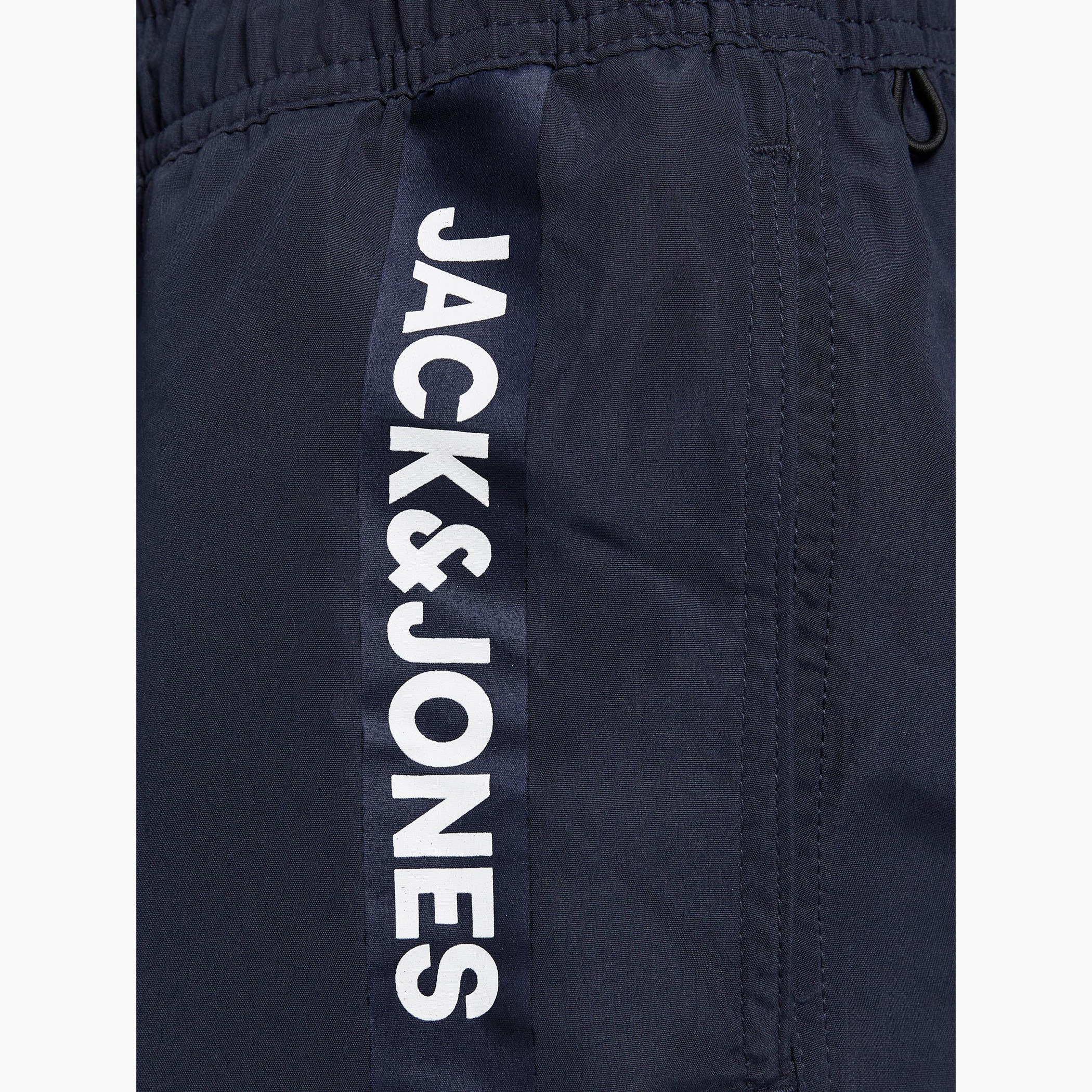 شورت سادة سليم فيت بخصر متوسّط الارتفاع وجيوب من جاك & جونز-men-clothing-bottoms-shorts-image-16