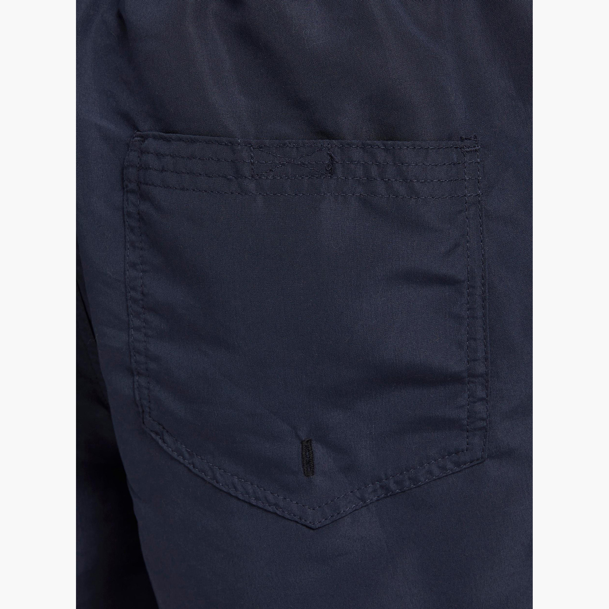 شورت سادة سليم فيت بخصر متوسّط الارتفاع وجيوب من جاك & جونز-men-clothing-bottoms-shorts-image-17