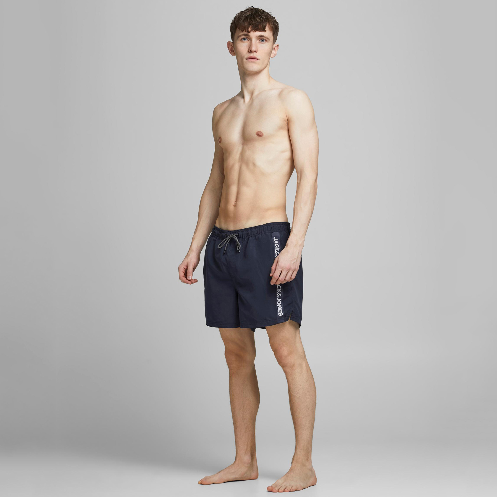 شورت سادة سليم فيت بخصر متوسّط الارتفاع وجيوب من جاك & جونز-men-clothing-bottoms-shorts-image-18