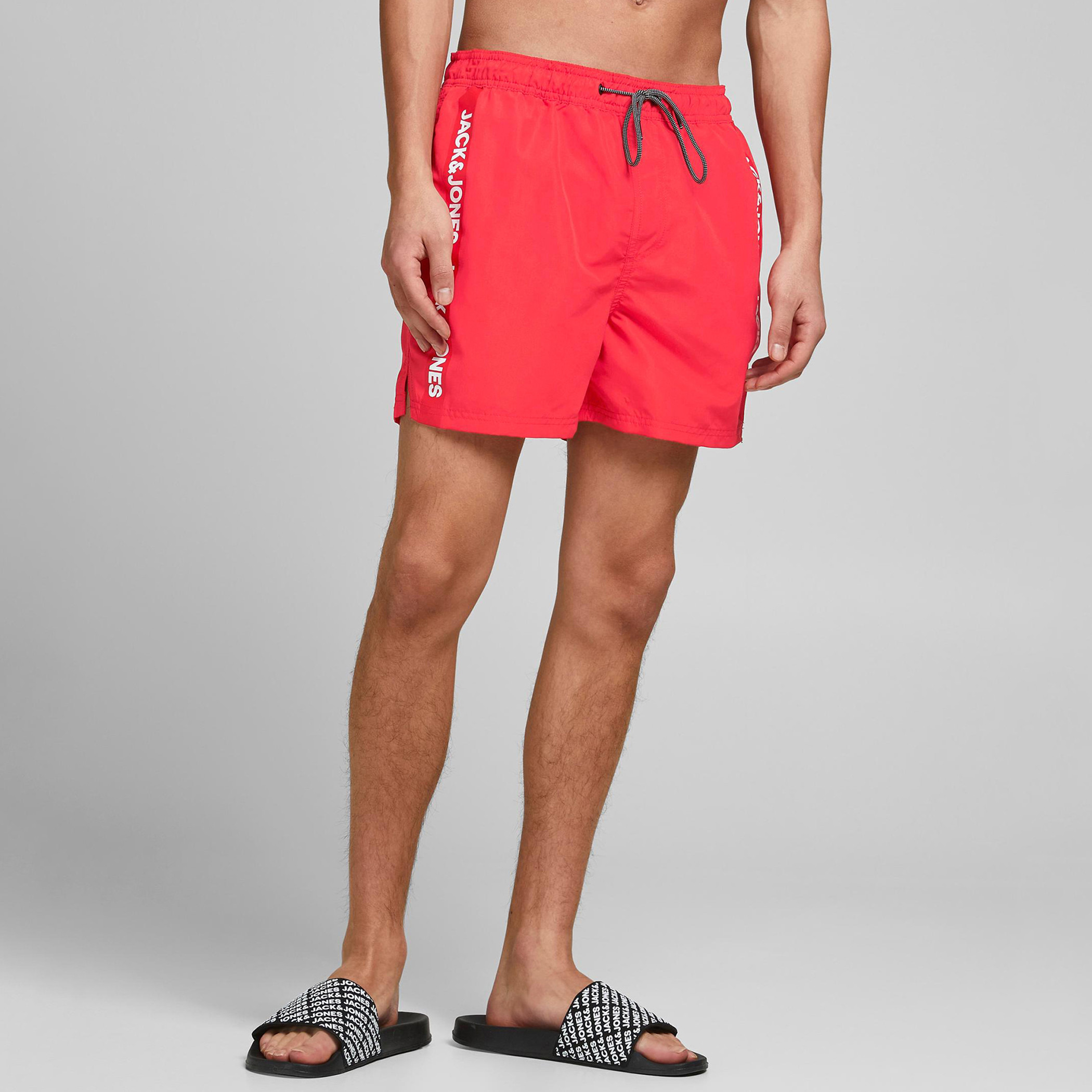 شورت سادة سليم فيت بخصر متوسّط الارتفاع وجيوب من جاك & جونز-men-clothing-bottoms-shorts-image-7