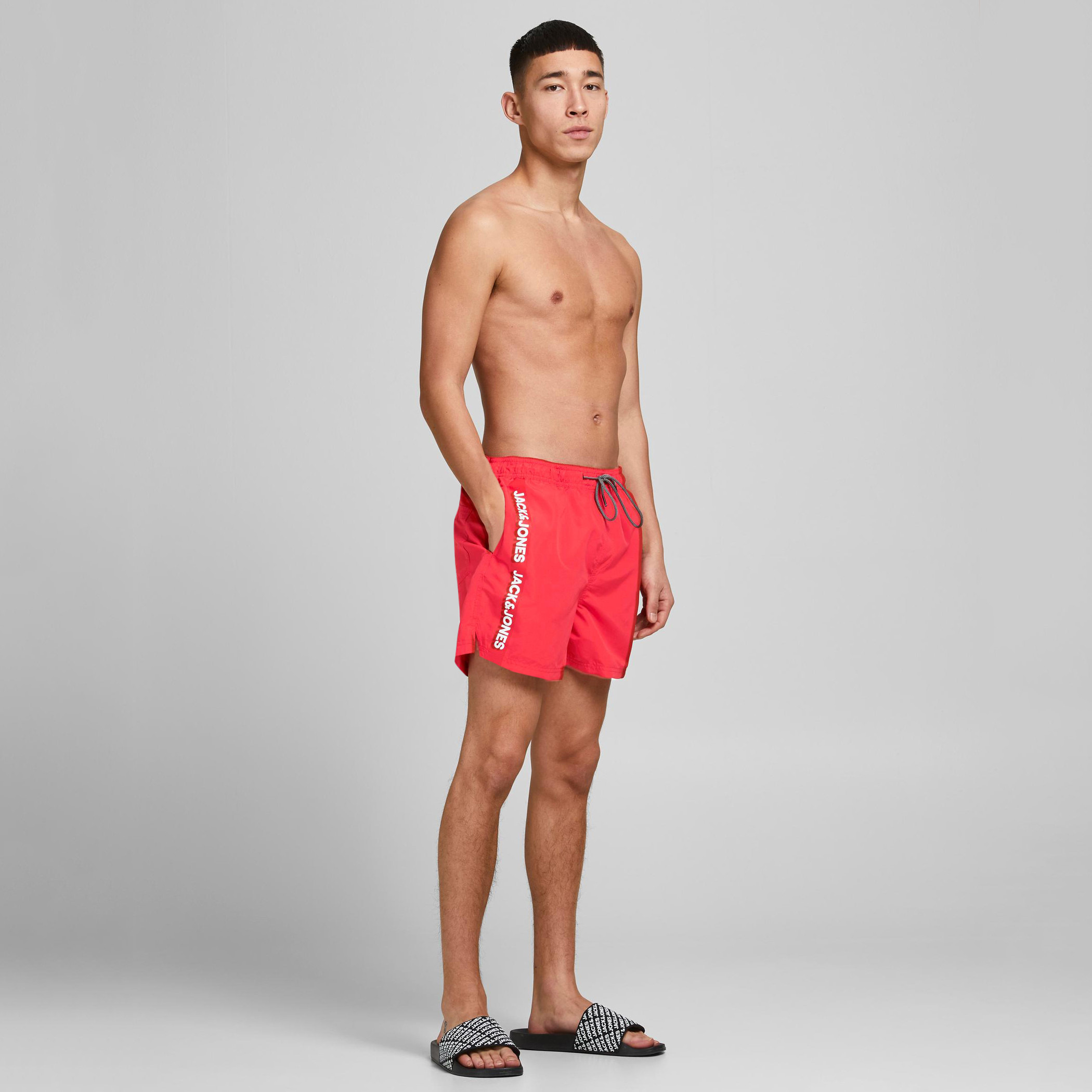 شورت سادة سليم فيت بخصر متوسّط الارتفاع وجيوب من جاك & جونز-men-clothing-bottoms-shorts-image-8