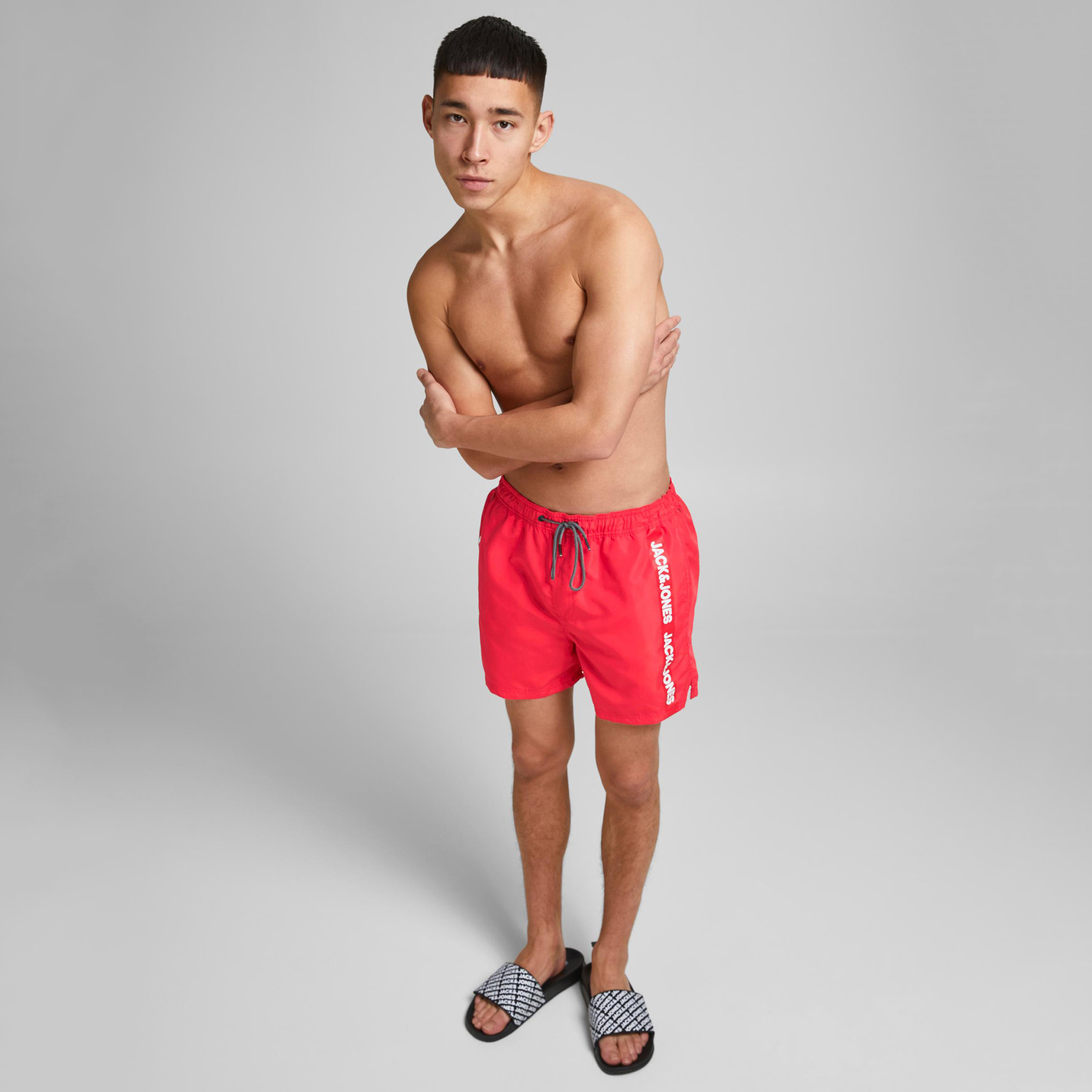 شورت سادة سليم فيت بخصر متوسّط الارتفاع وجيوب من جاك & جونز-men-clothing-bottoms-shorts-image-9