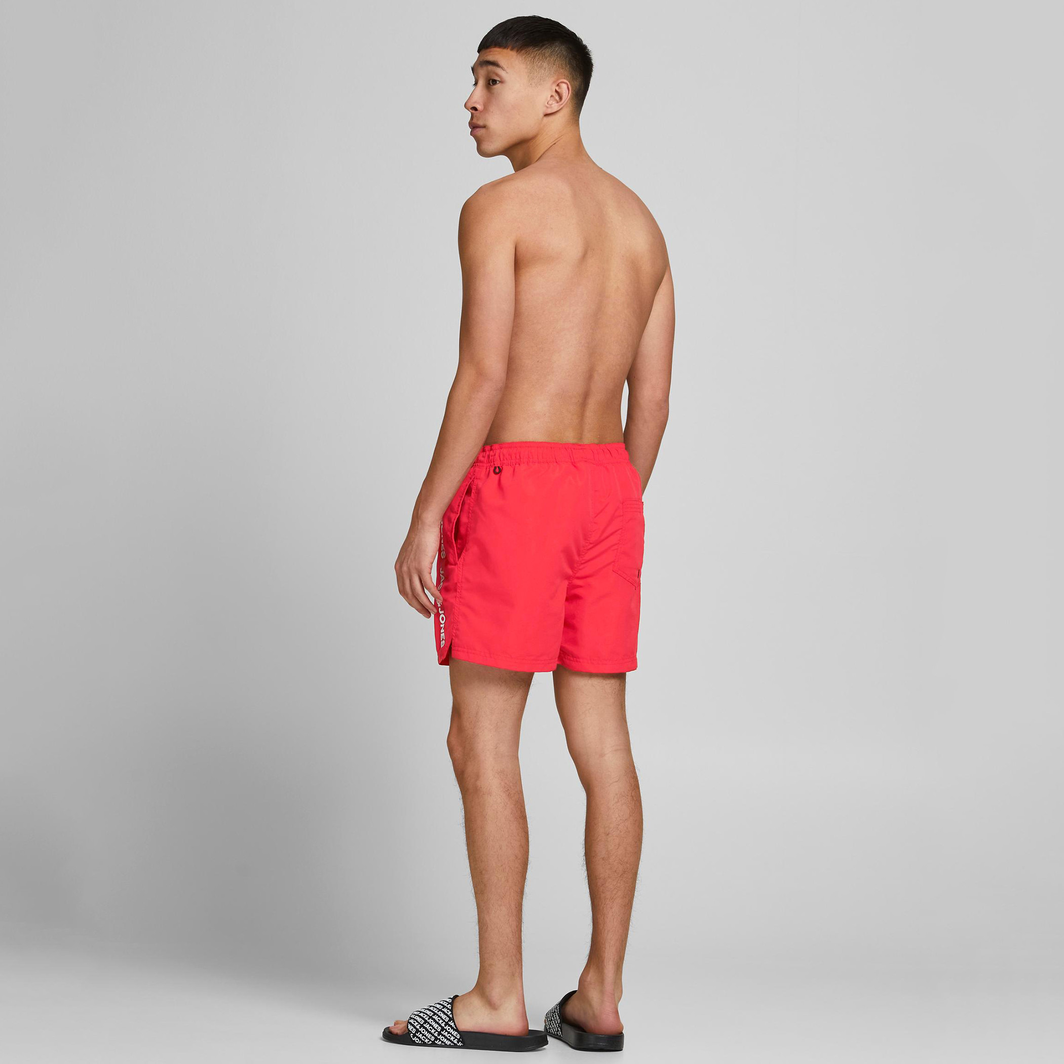 شورت سادة سليم فيت بخصر متوسّط الارتفاع وجيوب من جاك & جونز-men-clothing-bottoms-shorts-image-10
